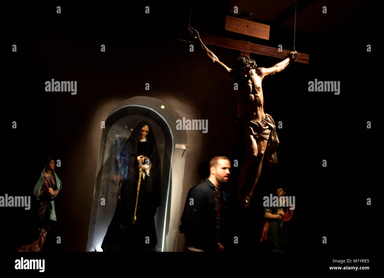 Immagini di Gesù Cristo crucifijo, la Vergine Maria, di San Giovanni e Maria Maddalena visualizzati in Tesoros de la Catedral museum di Puebla de los Angeles, Foto Stock