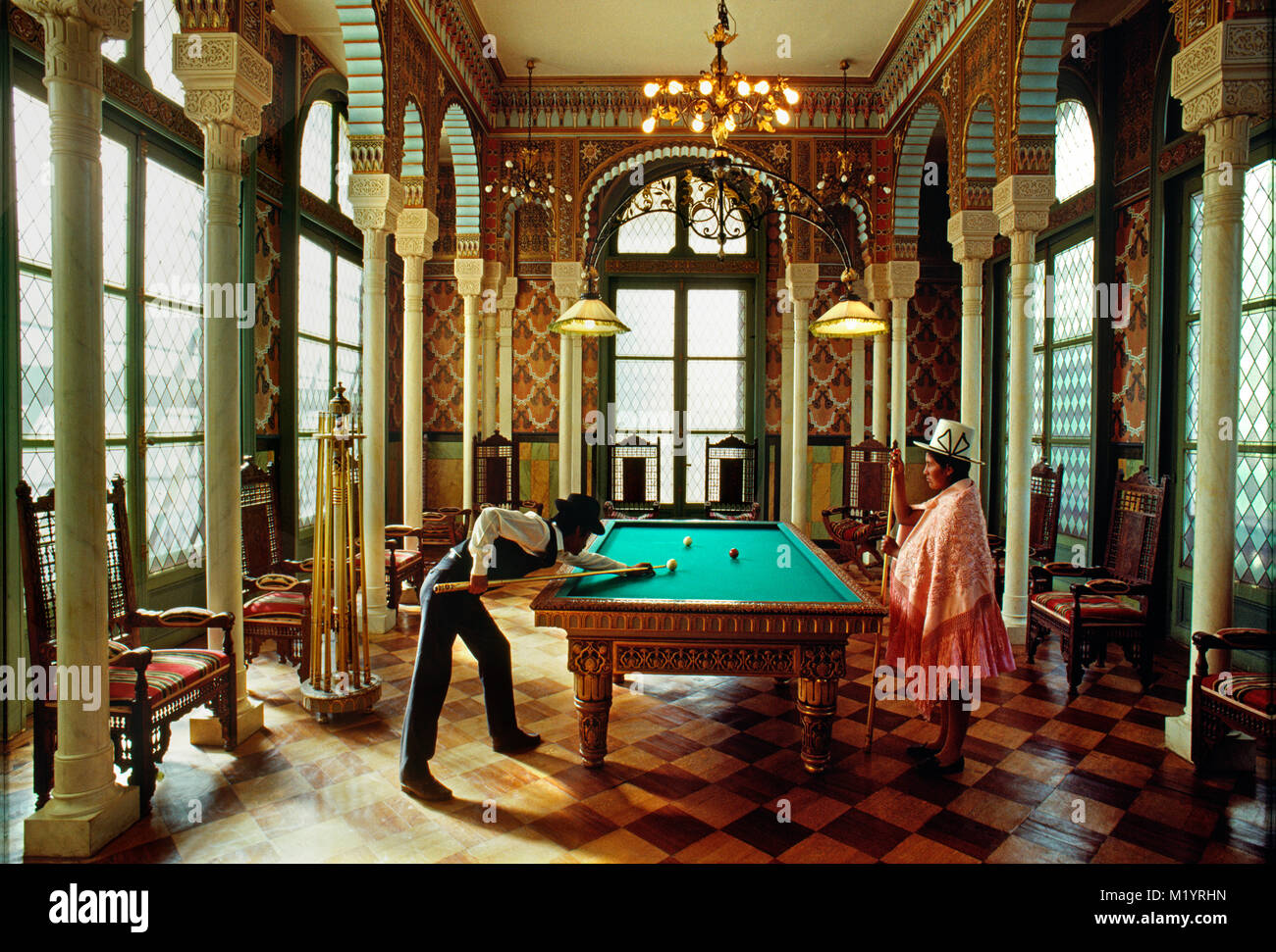Bolivia. Cochabamba. Uomo e donna che gioca a biliardo nel Palacio, palazzo Portales. Una copia (replica) dell'Alambra Palace di Granada in Spagna. Foto Stock
