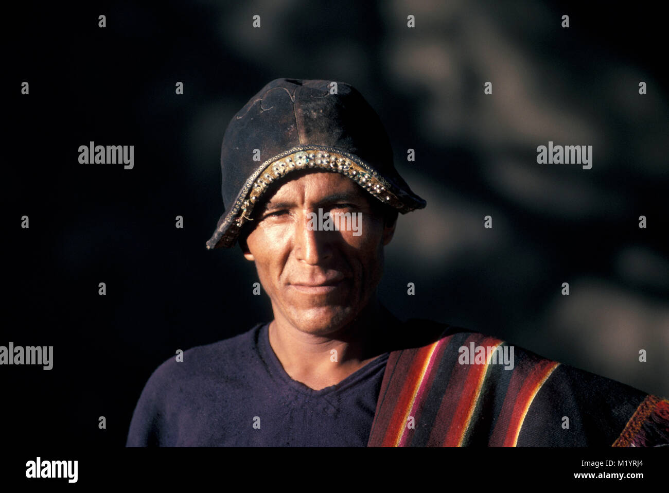 Bolivia. Tarabuco. Uomo indiano in simulazioni Conquistador casco. Foto Stock