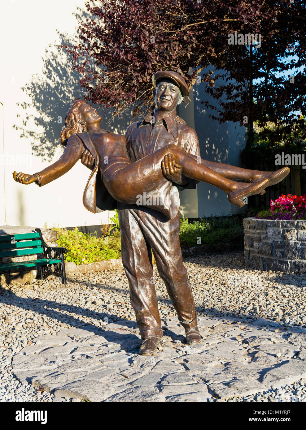 L'uomo tranquillo statua, Cong, County Mayo, Connemara, Repubblica di Irlanda. Eire. La statua è basato sulla versione teatrale poster del film e s Foto Stock