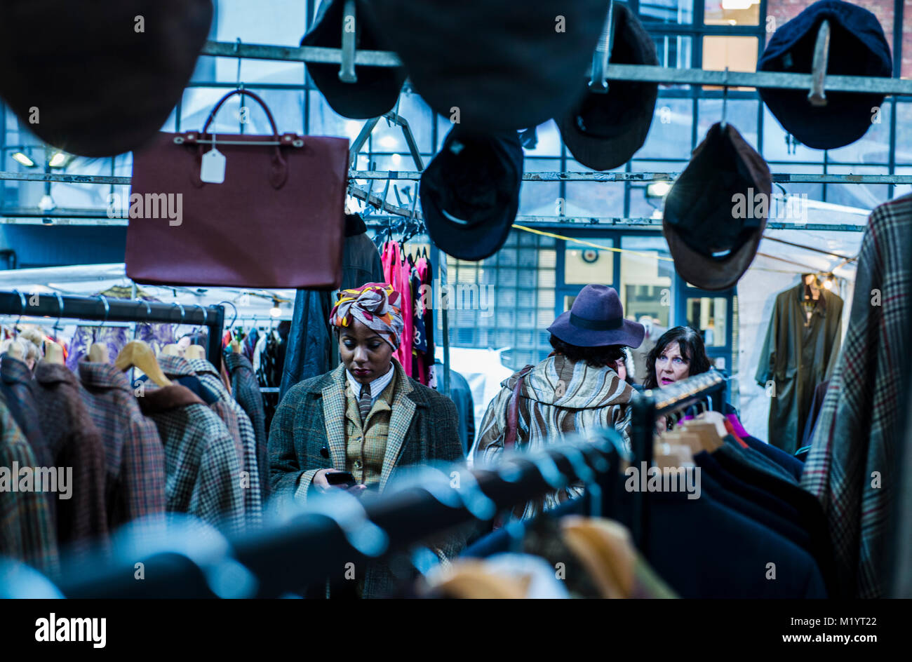 Persone in abiti, Mercato di Portobello, Londra, Inghilterra Foto Stock