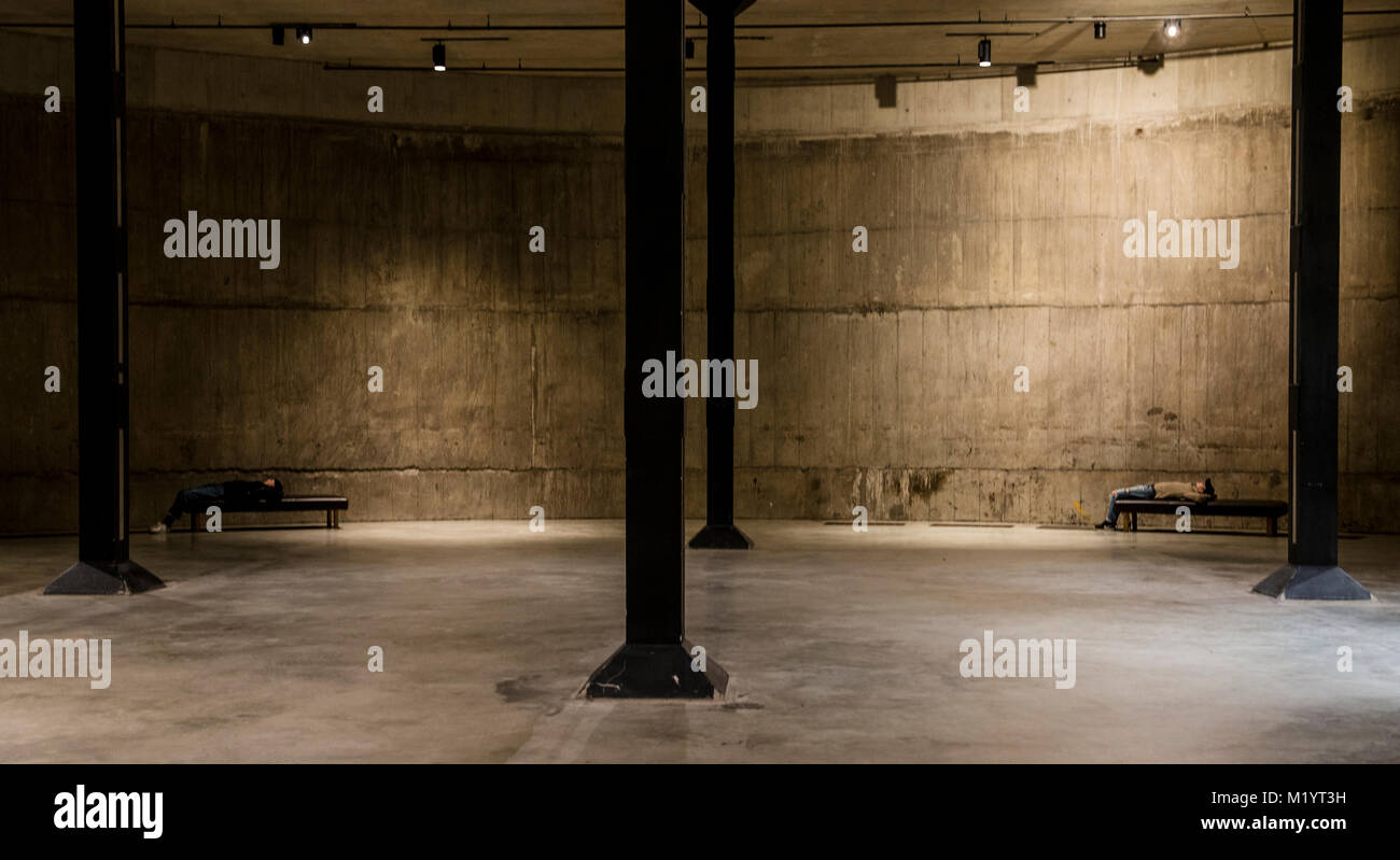 Galleria vuota con pilastri industriali, la Tate Modern di Londra, Inghilterra Foto Stock
