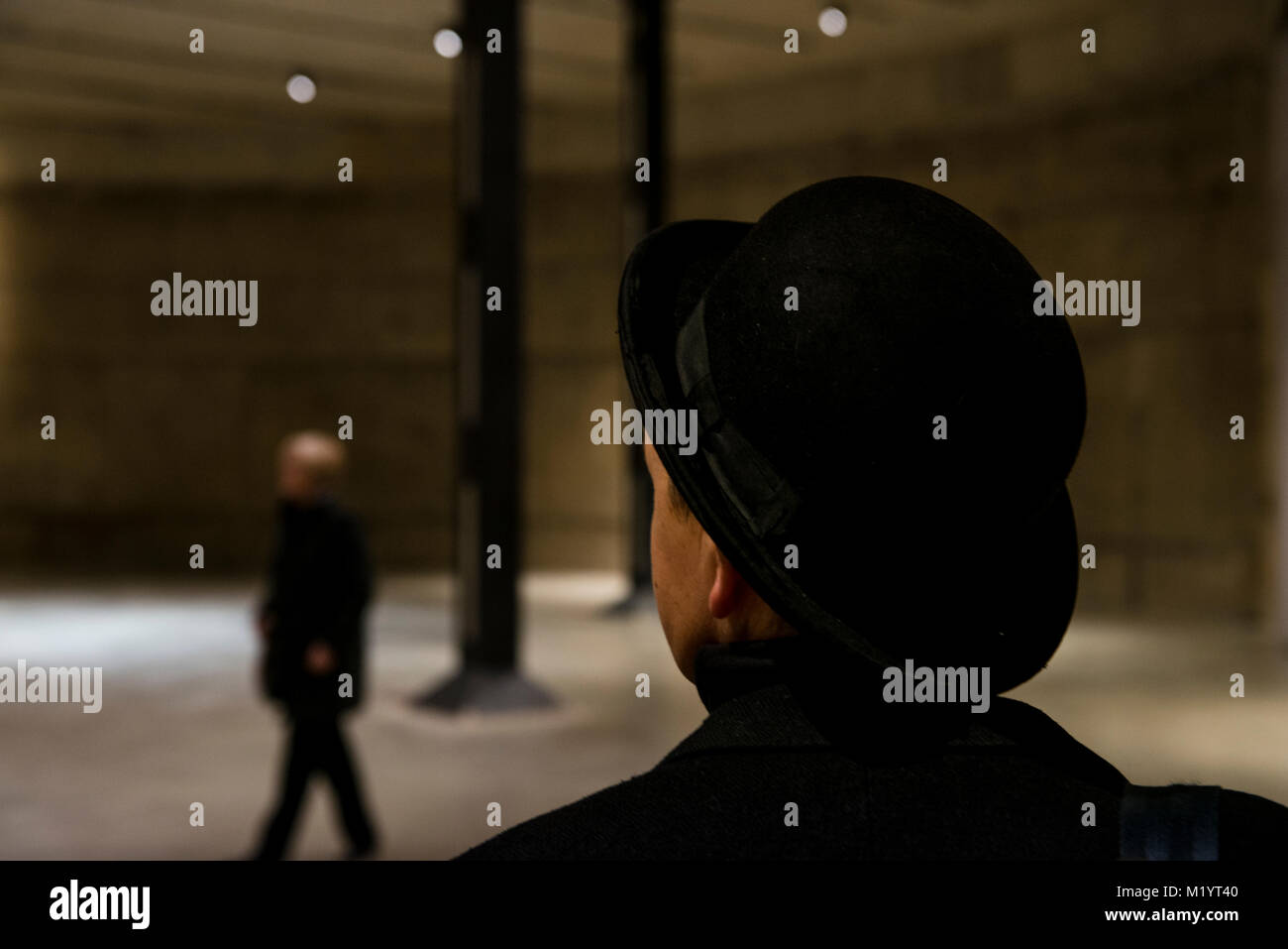 Uomo in cappello bowler, Tate Modern di Londra, Inghilterra Foto Stock