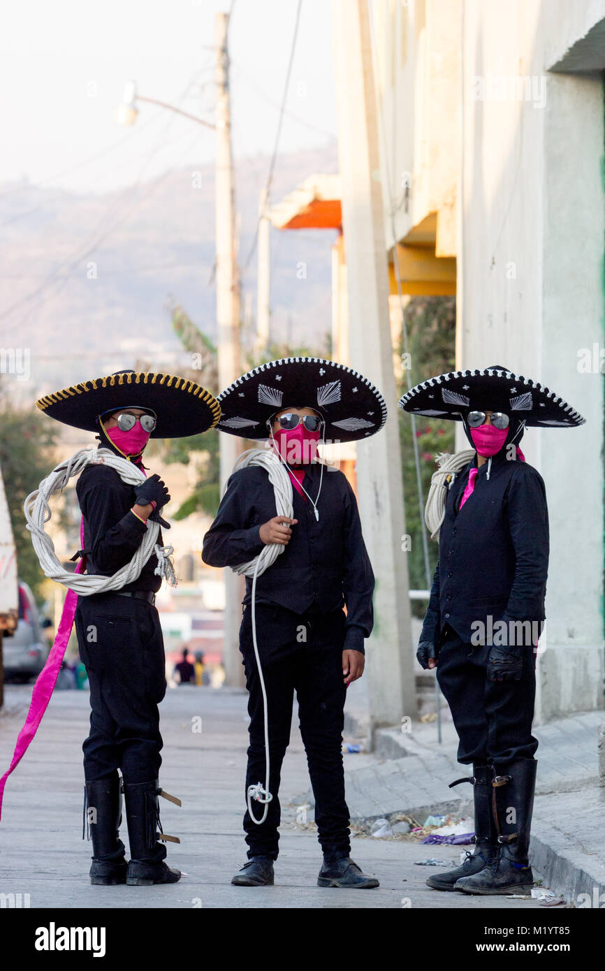 La foto in orizzontale di un carnevale scena, ragazzi piccoli indossando un messicano tradizionale costume popolare Foto Stock