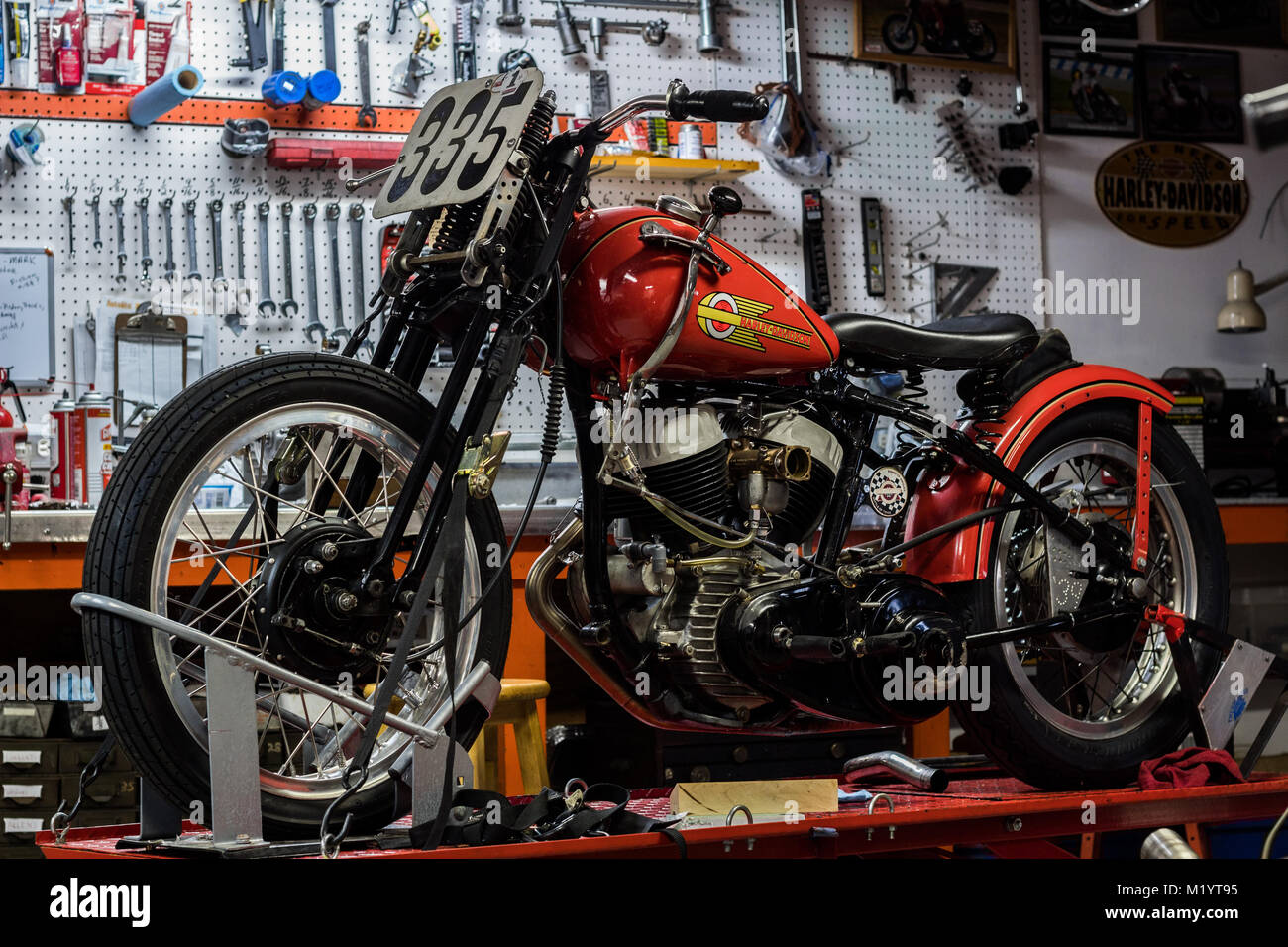 All'interno di un garage di moto che costruisce harleys vintage Foto Stock