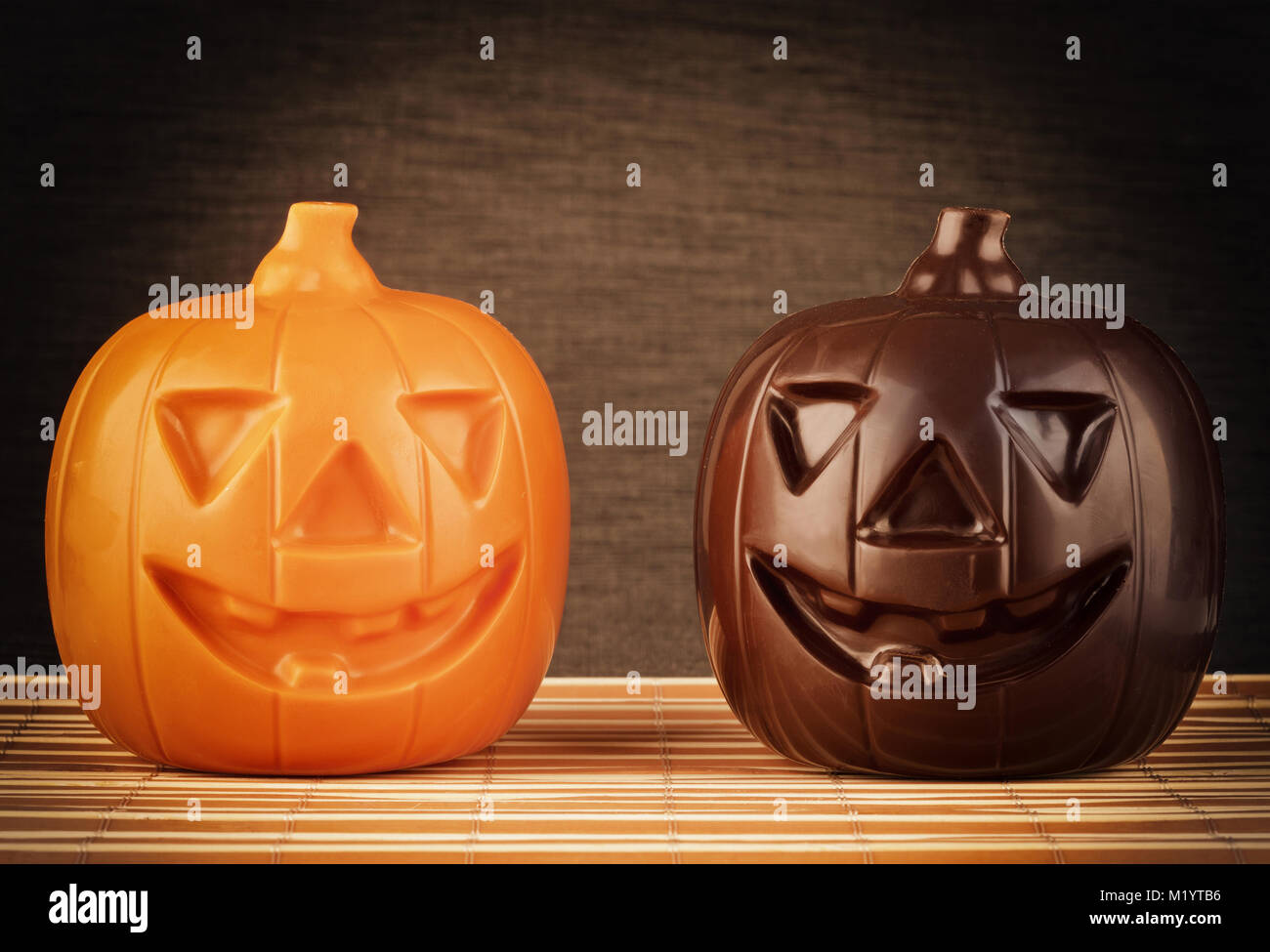 Due Zucca di Halloween di cioccolato su sfondo scuro Foto Stock