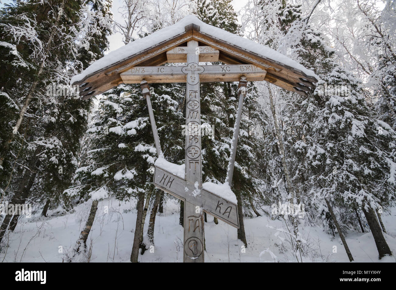 Croce ortodossa nella foresta di neve. Russia, Arkhangelsk taiga Foto Stock