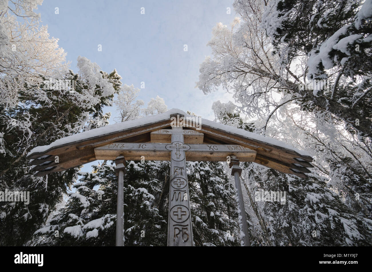 Croce ortodossa nella foresta di neve. Russia, Arkhangelsk taiga Foto Stock