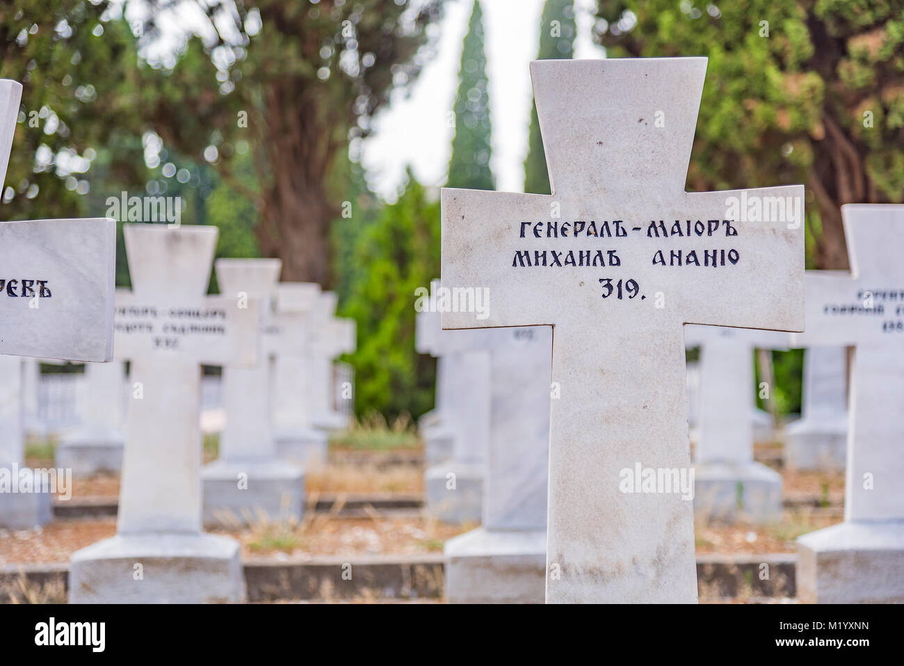 Gli oggetti contrassegnati per la rimozione definitiva nel cimitero militare di Salonicco, Grecia Foto Stock