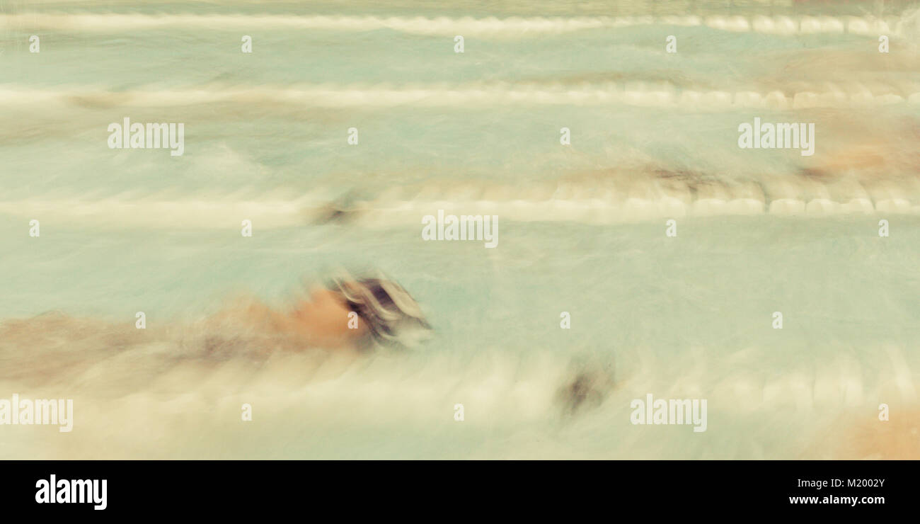 Nuotatori nuotare dorso a soddisfare. Formato panoramico. Foto Stock