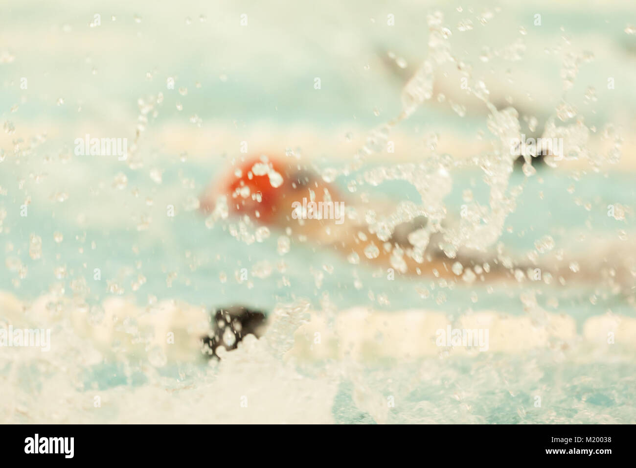 Un nuotatore nuota dorso a un concorso. Foto Stock