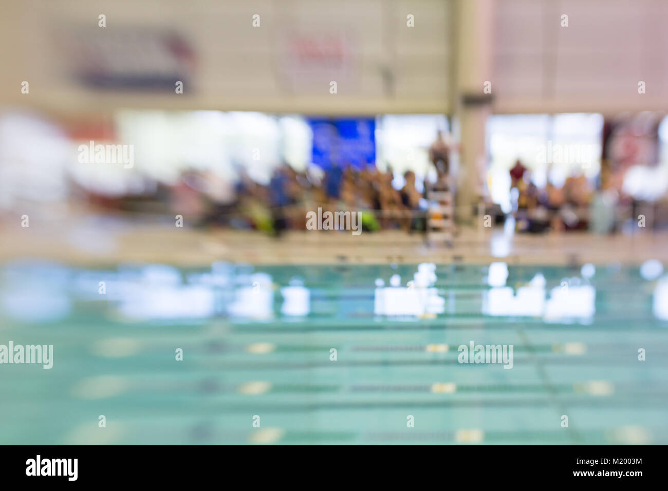 Una vista astratta di persone a una nuotata soddisfare. Immagine sarebbe adatto per un background. Foto Stock