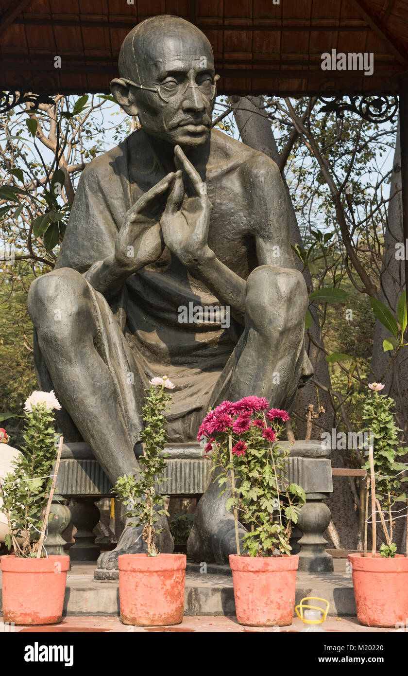 Statua del Mahatma Gandhi presso il Gandhi Darshan, Raj Ghat, Delhi, India Foto Stock
