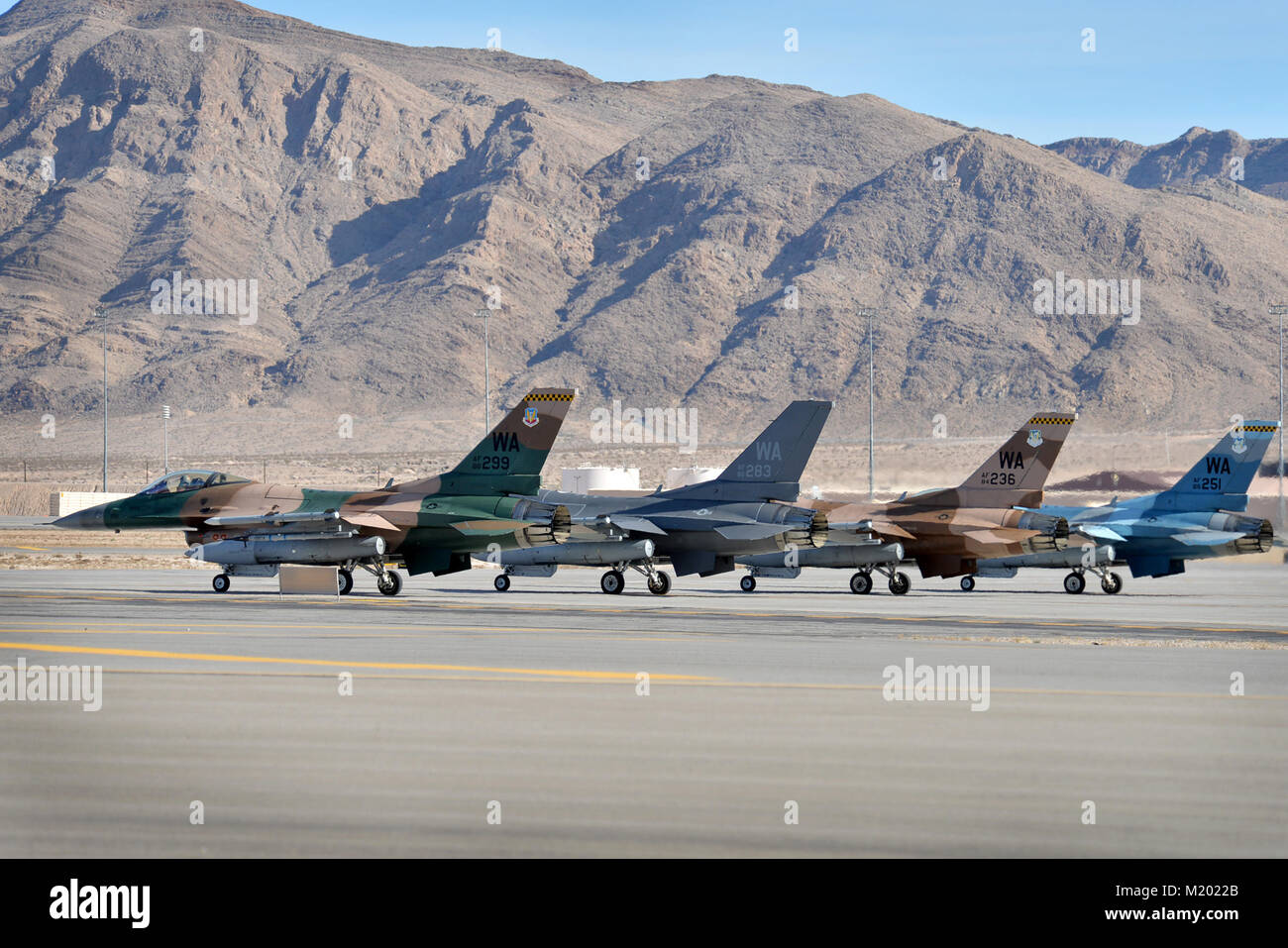 F-16 Fighting Falcon jet fighter assegnato al sessantaquattresimo Aggressor Squadron, alla Nellis Air Force Base in Nevada, attendono il gioco alla fine della pista durante la bandiera rossa 18-1, Gennaio 30, 2018. Bandiera rossa fornisce equipaggi e al personale di assistenza la possibilità di sperimentare realistici scenari di combattimento per preparare e prendere il treno per il caso di futuri conflitti di guerra. (U.S. Air Force foto di Lorenzo Crespo) Foto Stock