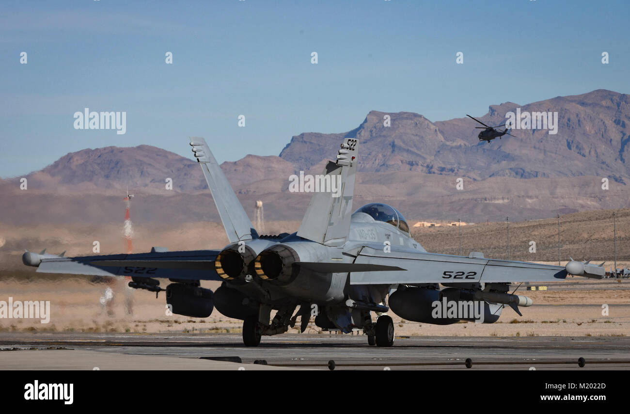Un U.S. Navy EA-18G Growler fighter jet taxi giù la pista durante la bandiera rossa 18-1 alla Nellis Air Force Base in Nevada, Gennaio 30, 2018. Bandiera rossa conferisce missione comandanti la possibilità di condurre con multi-asset di dominio. (U.S. Air Force foto di Airman 1. Classe Andrew D. Sarver) Foto Stock