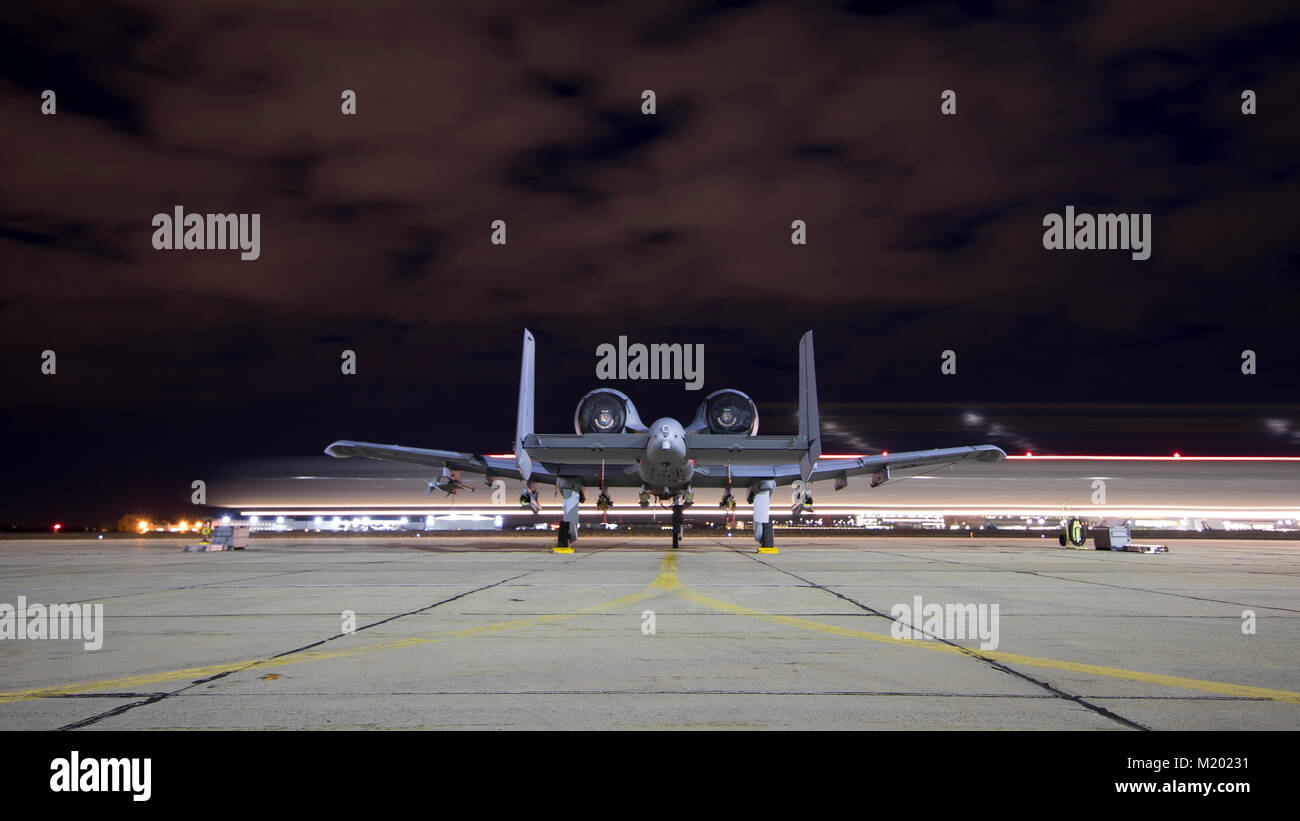 Un UPS Air Cargo aereo taxi davanti ad un A-10 Thunderbolt II "Warthog' al campo Gowen a Boise, Idaho Gen 31, 2018. La A-10 è assegnato a 124Fighter Wing's 190Fighter Squadron. (U.S. Air National Guard foto di Tech. Sgt. John Winn) Foto Stock