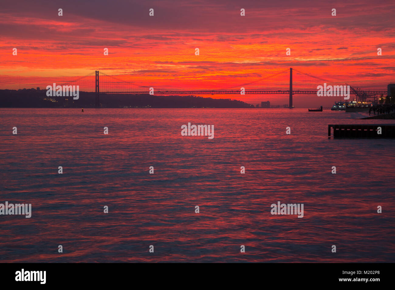 Lisbona (Portogallo) - Vista del fiume Tejo il tramonto e il Ponte 25 Aprile Foto Stock
