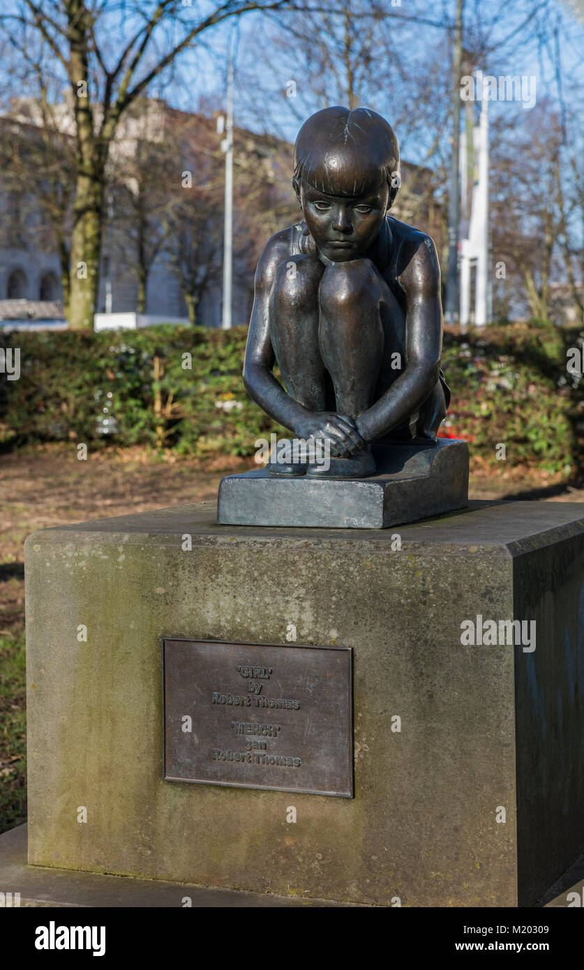 Statua della Ragazza in Cathays Park Cardiff Foto Stock