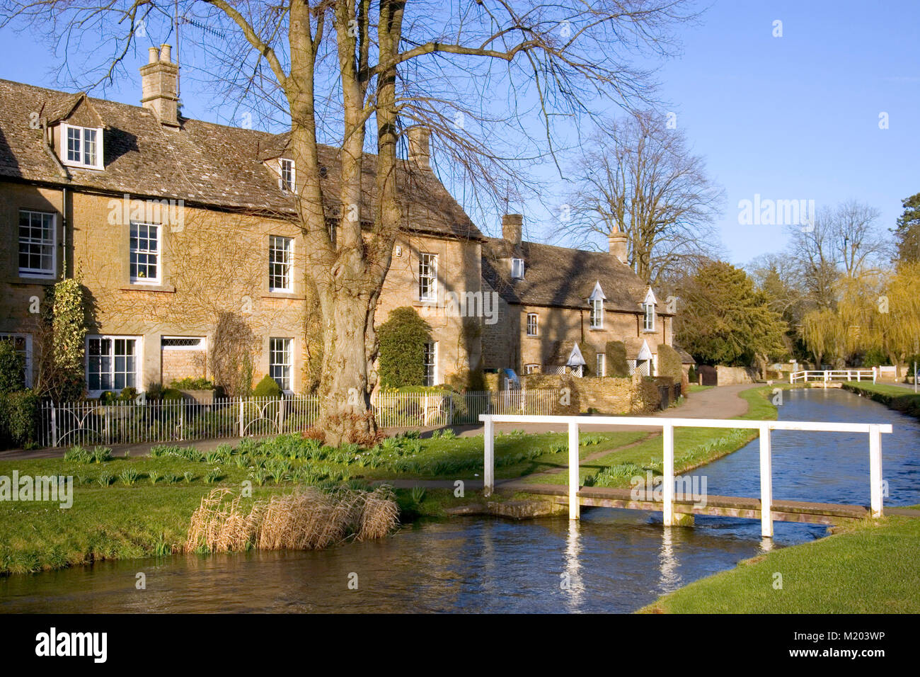 In inverno il sole su cotswold cottages dal fiume occhio, Lower Slaughter, Gloucestershire, Cotswolds, REGNO UNITO Foto Stock