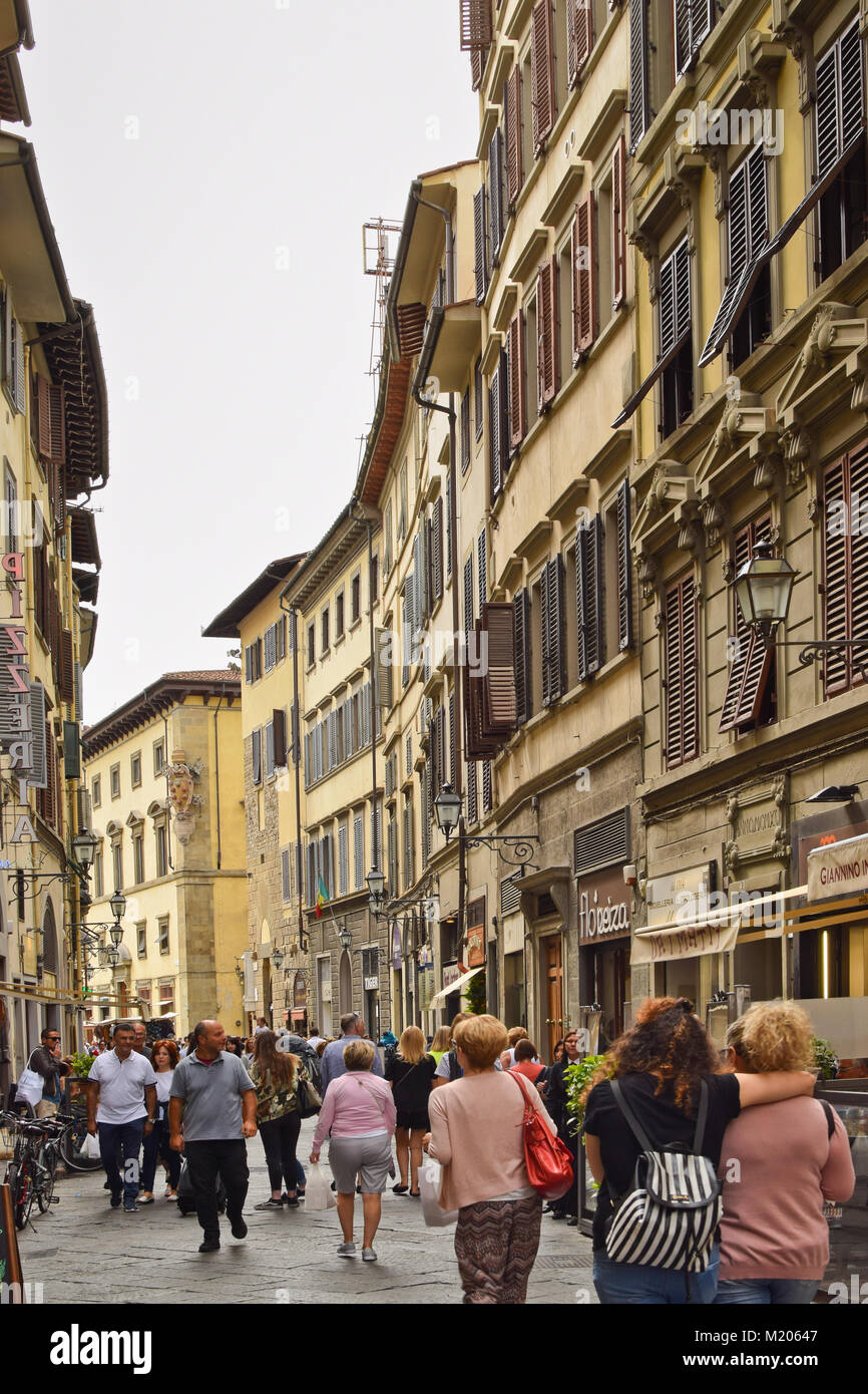 Firenze, Italia - 16 settembre 2017: Turisti in una strada trafficata in Firenze; la capitale della regione Toscana Foto Stock