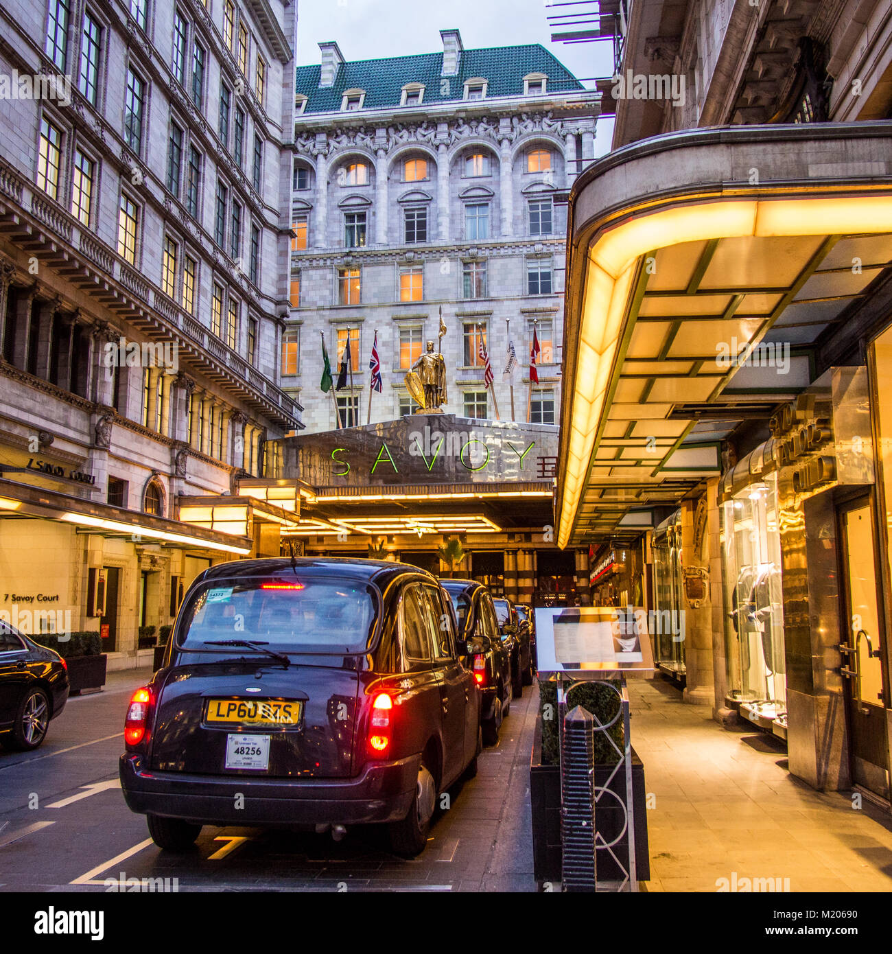 Taxi e Menu board fuori il Savoy Hotel sullo Strand, Londra UK Foto Stock