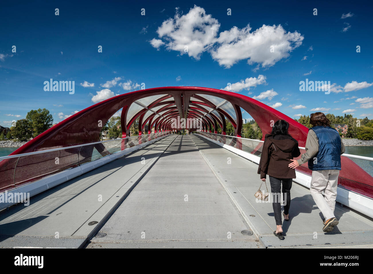 Passeggini a ponte di pace, pedonale ponte sopra il Fiume Bow vicino al centro cittadino di Calgary, Alberta, Canada Foto Stock