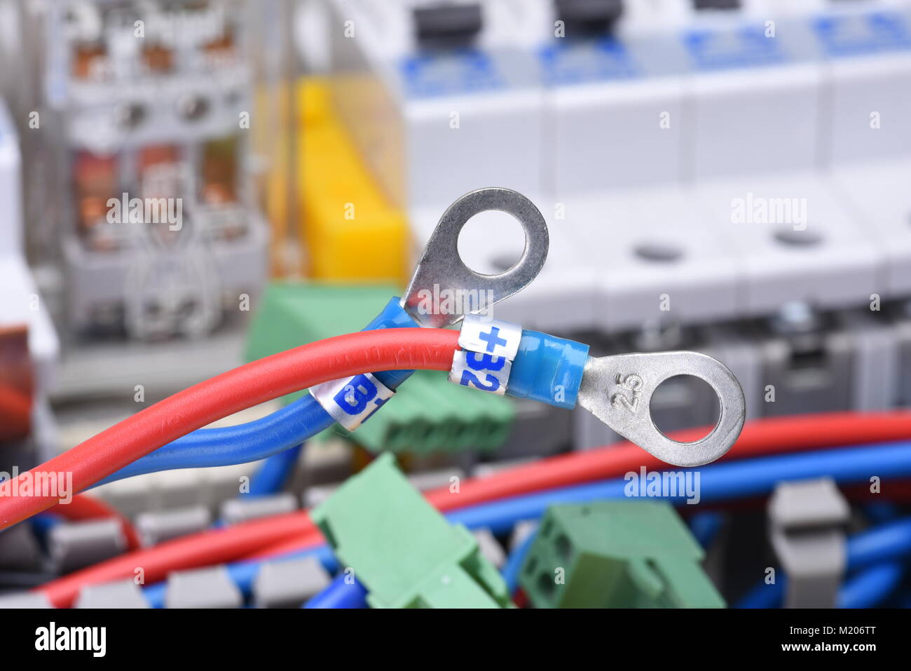 Cavo elettrico e le apparecchiature di armadio elettrico Foto Stock