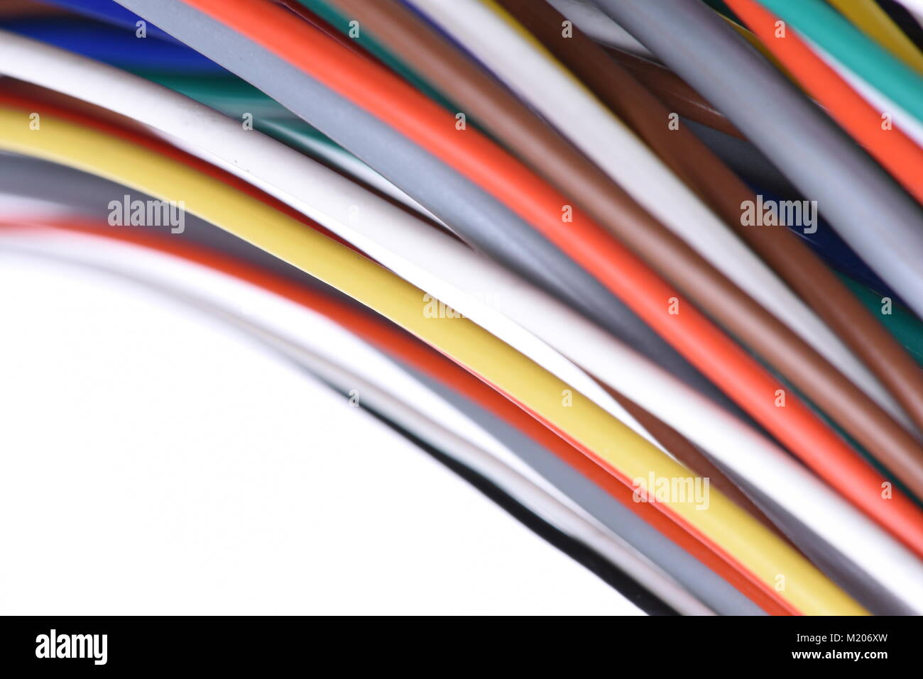 Colorata linea di filo isolato su sfondo bianco Foto Stock