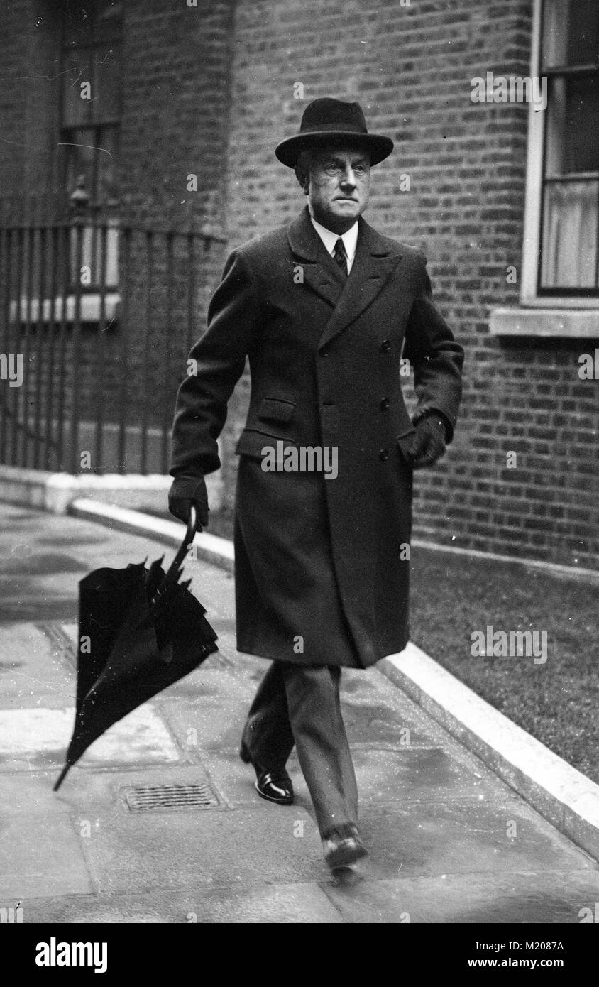 Uomo politico britannico Home Secretary Sir Samuel Hoare lasciando10 Downing Street, Londra 1938 Foto Stock