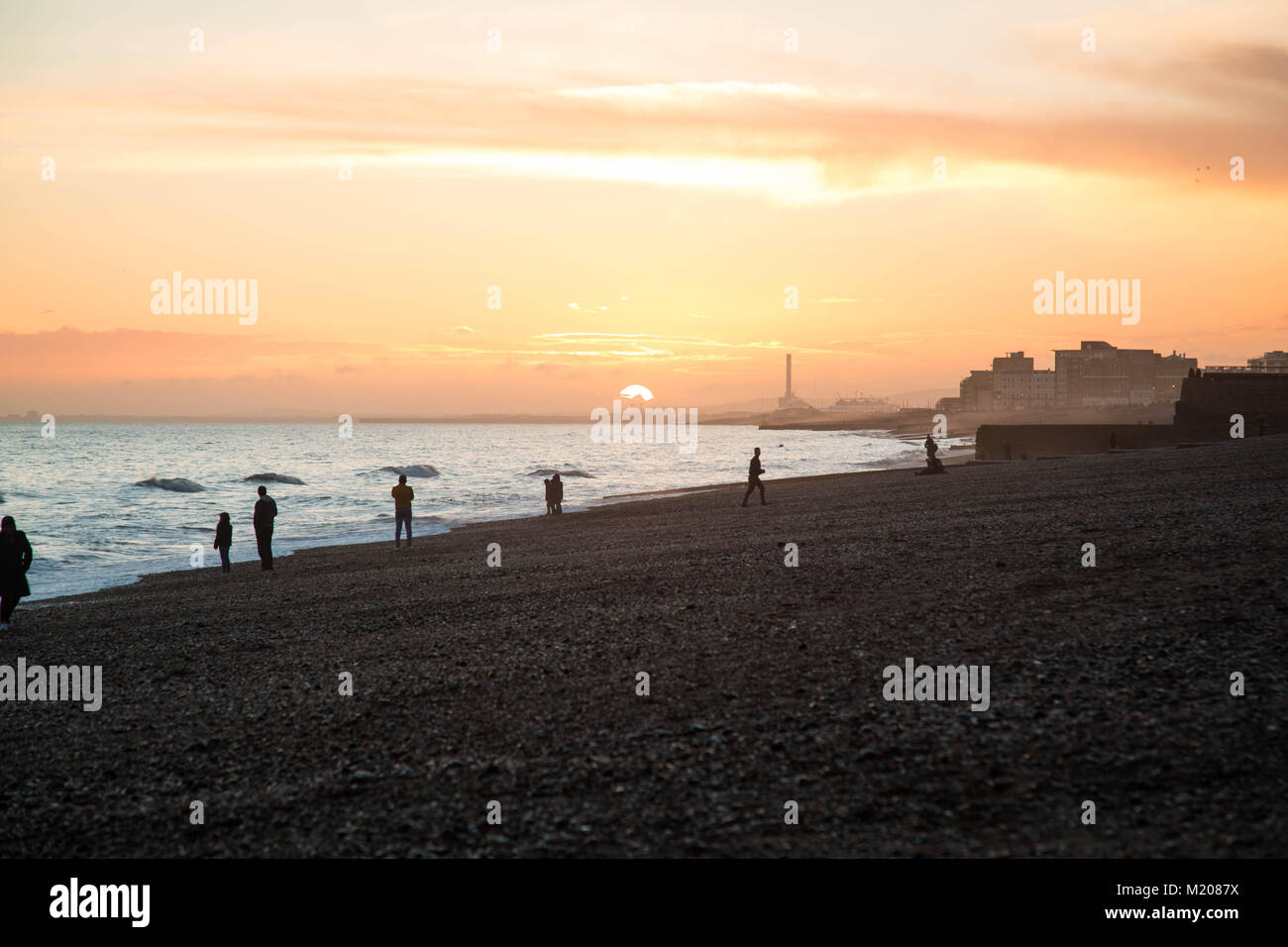 La spiaggia di Brighton il tramonto e i360 Foto Stock