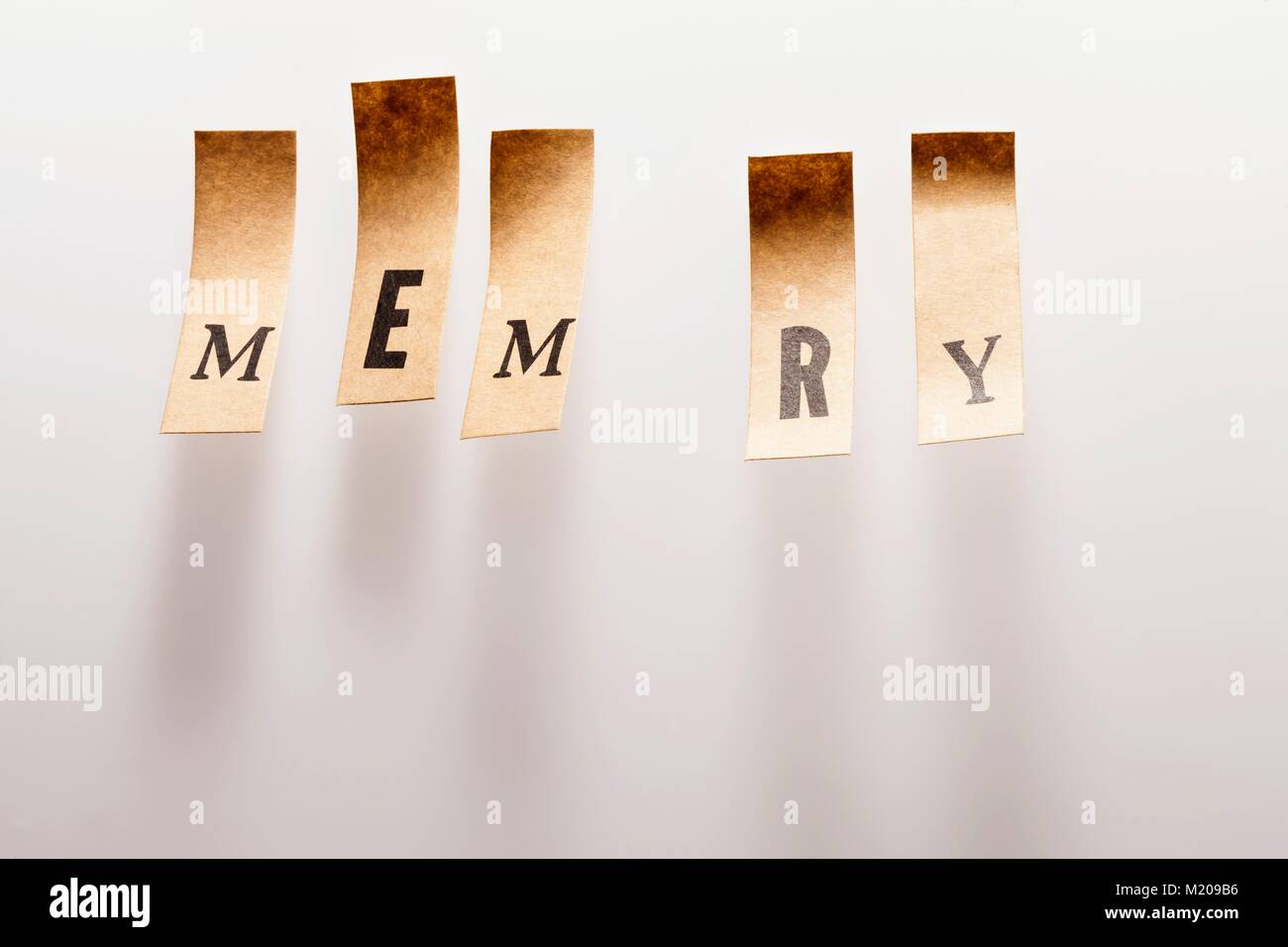 Pezzi di carta con la parola di memoria, o è mancante, studio shot. Foto Stock