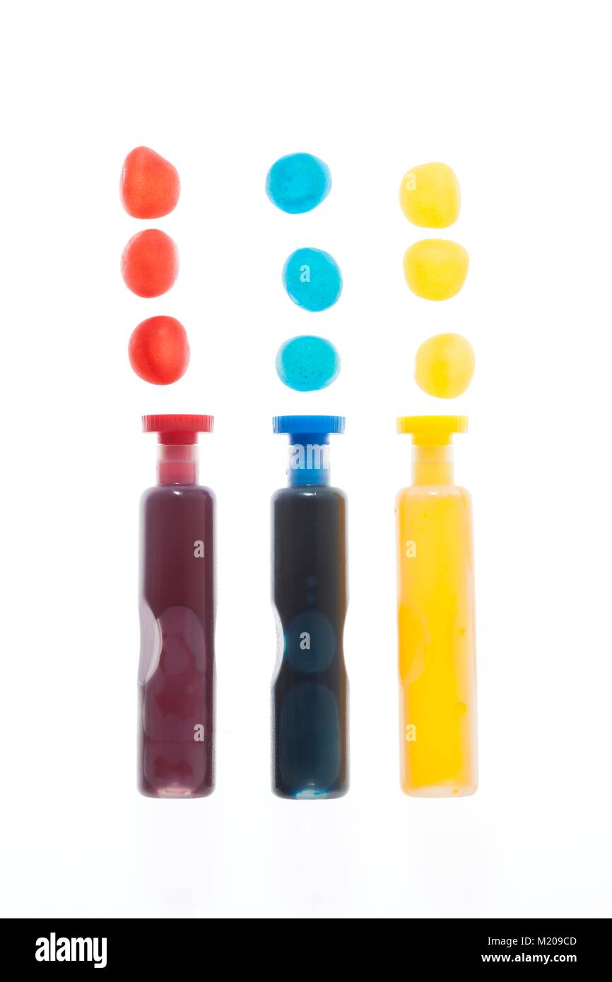 3 contenitori con rosso, blu e giallo le macchie liquide, studio shot. Foto Stock