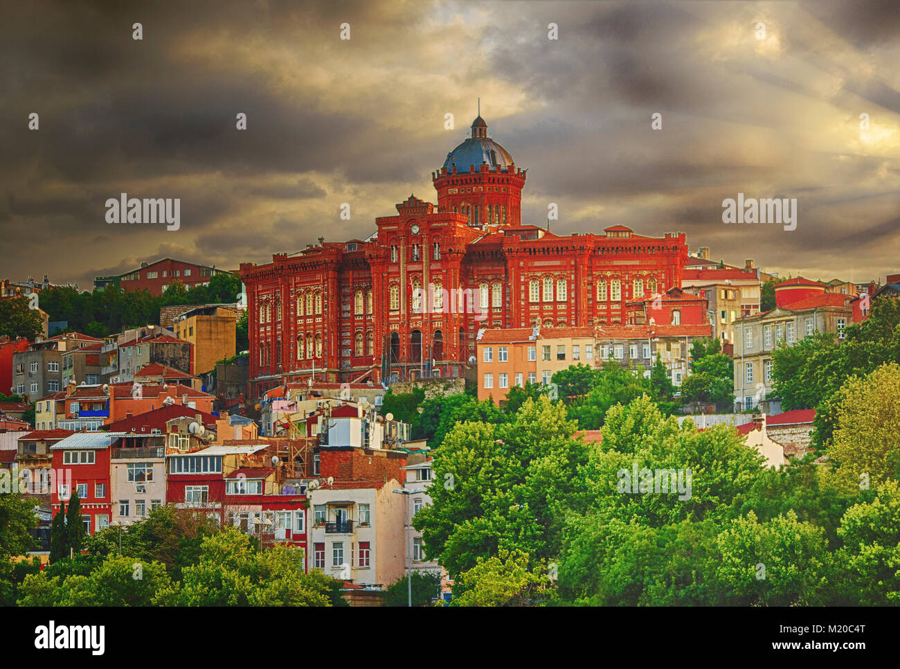 Vista di Balat Fener di alta scuola e la chiesa ortodossa, vintage filtro applicato Foto Stock
