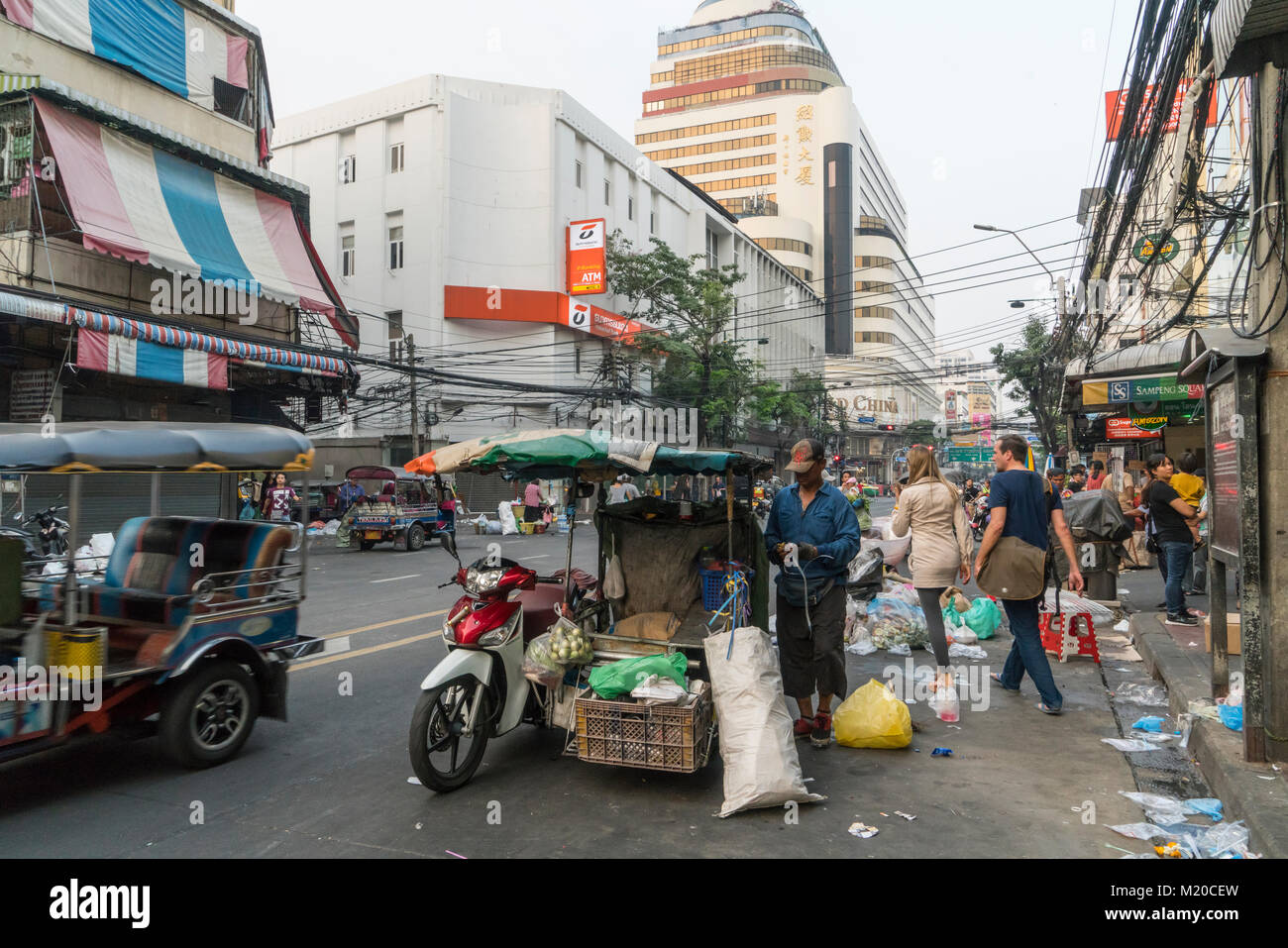 Attività commerciali e di trasporto nel traffico di Bangkok, Thailandia Foto Stock