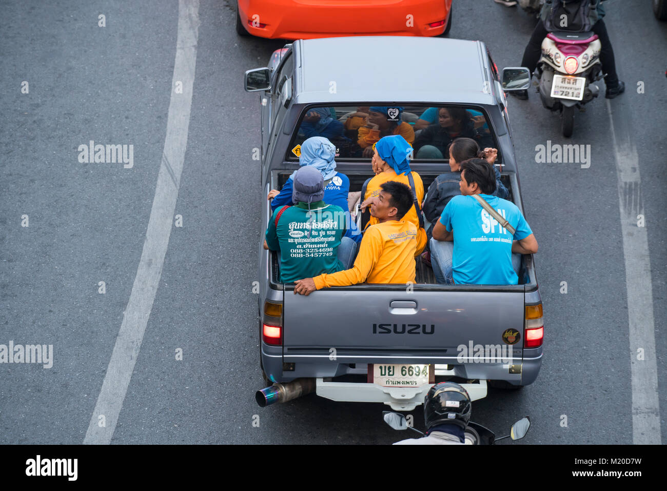 Le persone trasportate su un raccoglitore su strada a Bangkok, in Thailandia Foto Stock