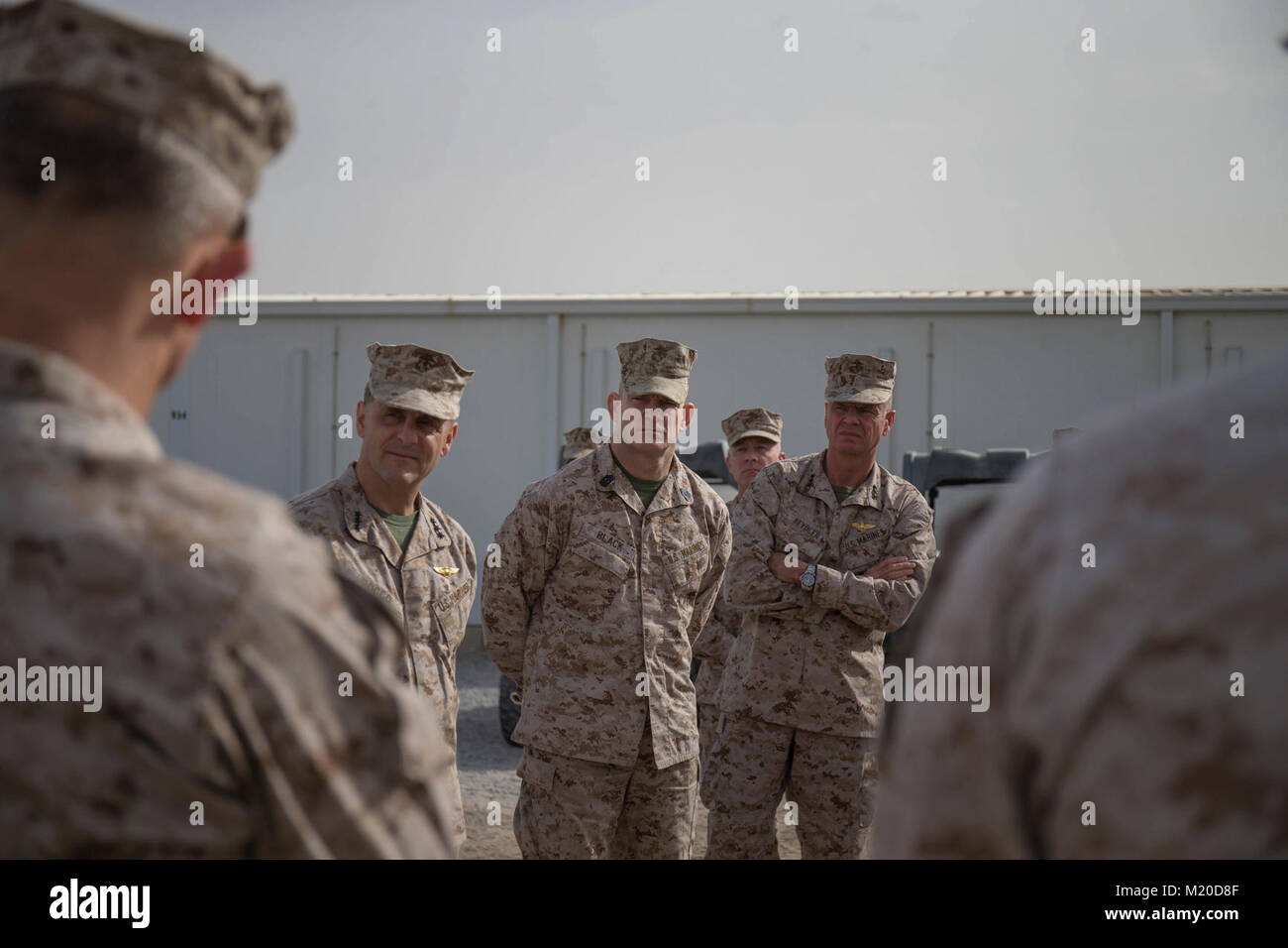 Località segreta, MEDIO ORIENTE - USA Marine Lt. Gen. Michael A. Rocco (sinistra), Sgt. Il Mag. Troy E. nero, e il tenente Gen. William D. Beydler (a destra) consente di ascoltare un rappresentante da Marina Wing Support Squadron 373 per scopi speciali Air-Ground Marine - Task Force - Risposta in caso di crisi - Comando Centrale, Gennaio 26, 2018. Marine Corps le forze di Comando Centrale leadership visitato SPMAGTF-CR-CC come parte di un tour più grande del Marine Corps le forze di comando centrale e l'area di responsabilità. Foto Stock