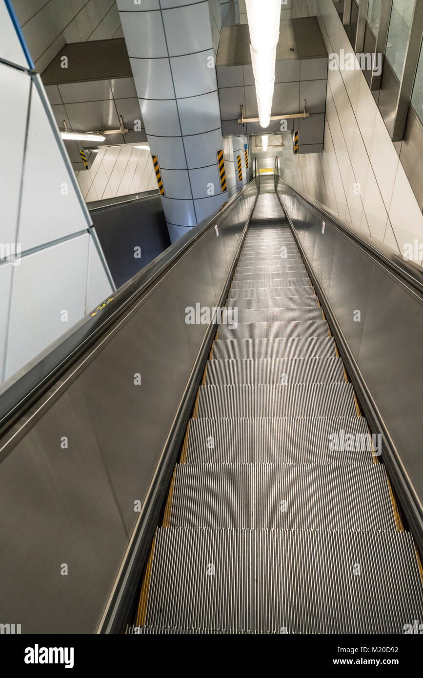 Escalator in una stazione della metropolitana a Bangkok, in Thailandia Foto Stock