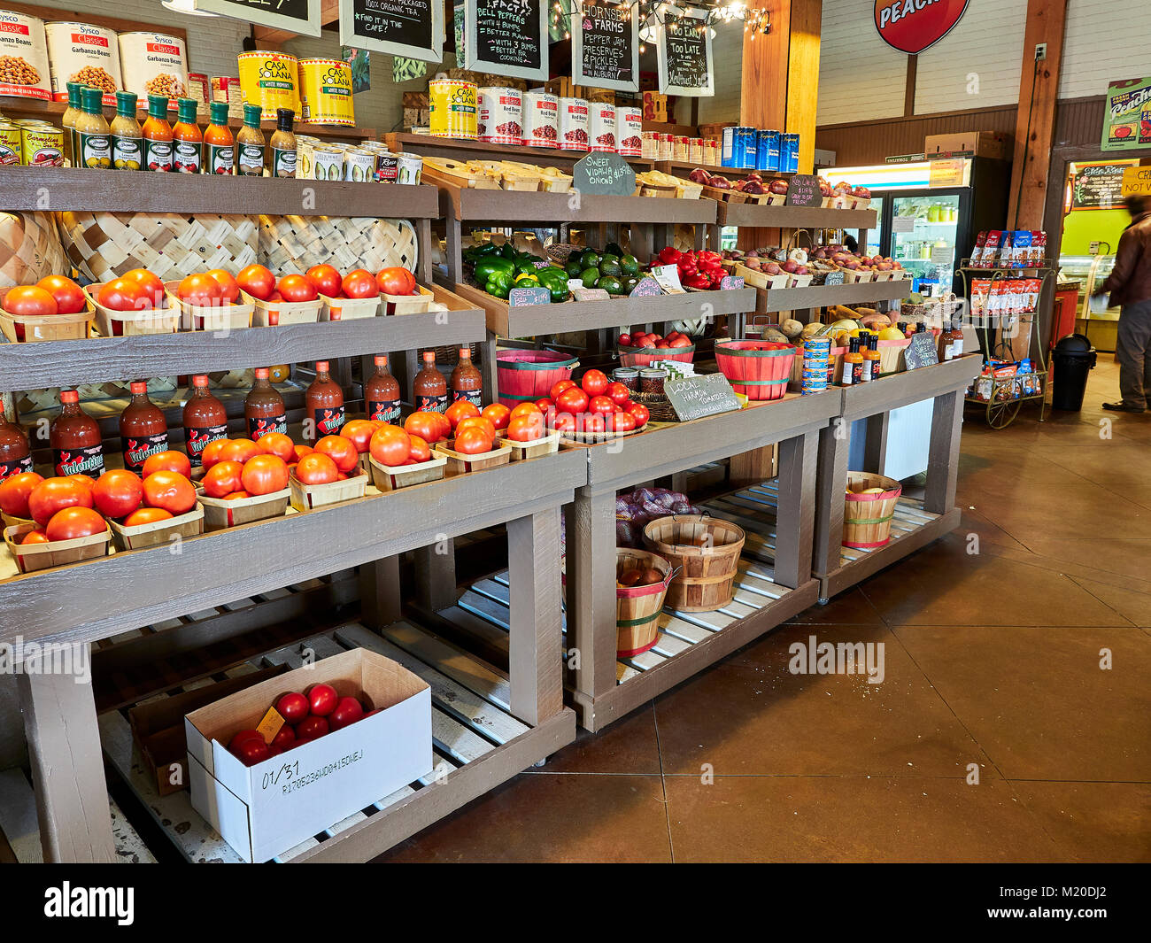 Scaffalature in locali freschi di mercato di specialità con frutta e verdura biologiche e specialità alimentari in Auburn Alabama, Stati Uniti. Foto Stock