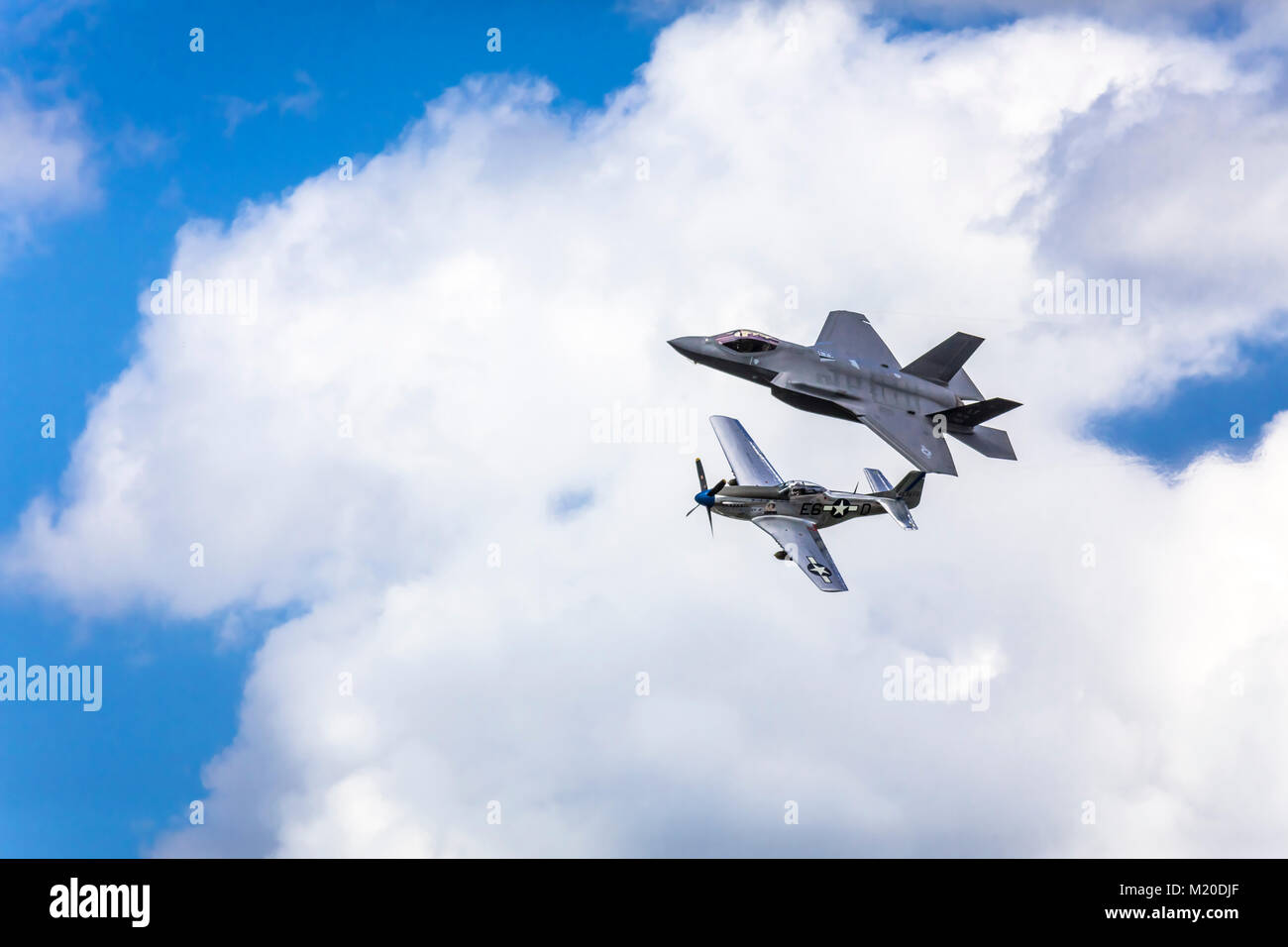 Un patrimonio dimostrazione di volo con un P Mustang e la F-35un caccia al 2017 in Airshow Duluth, Minnesota, Stati Uniti d'America. Foto Stock