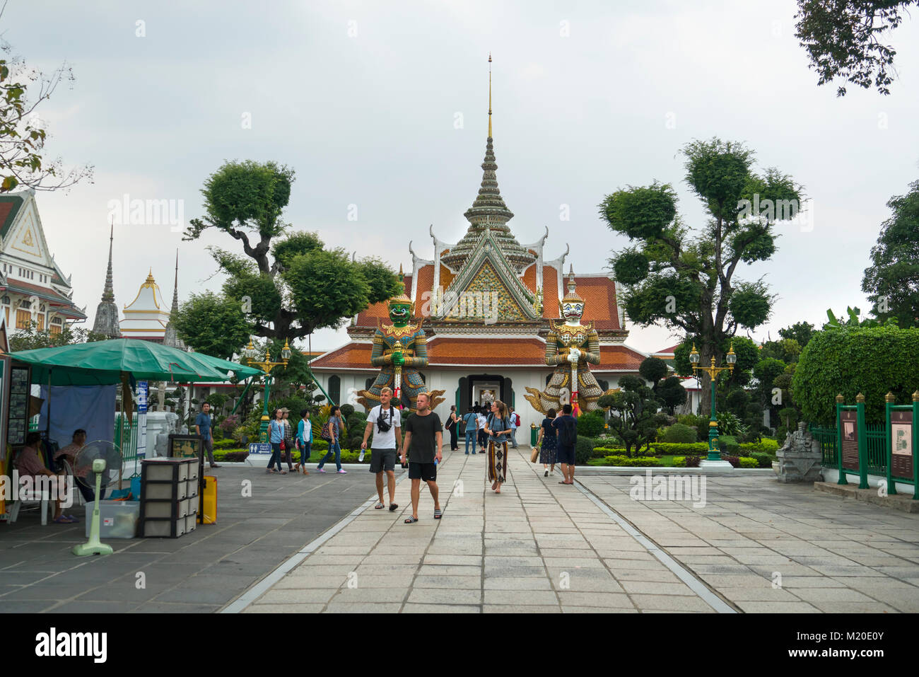 L'ingresso di Wat Arun tempio a Bangkok Foto Stock