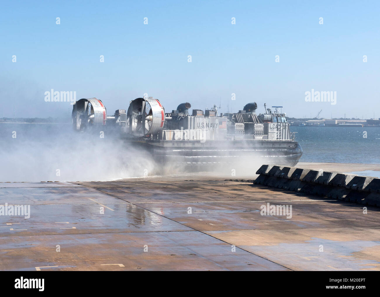 Panama City Divisione aveva un grande giorno con il comandante, navale Sistemi di mare il comando Vice Adm. Thomas Moore, USN oggi! Ha imparato come NSWC Panama City Divisione è #ExpandingtheAdvantage in marine e in particolare quando ha girato la Landing Craft Air Cushion, si è incontrato con il mestiere di assalto unità 4 det. Panama City marinai, e appreso la nave di ricerca (R/V) Seafighter (FSF 1). 180130-n-PB086-1033. Stati Uniti Navy Foto Stock