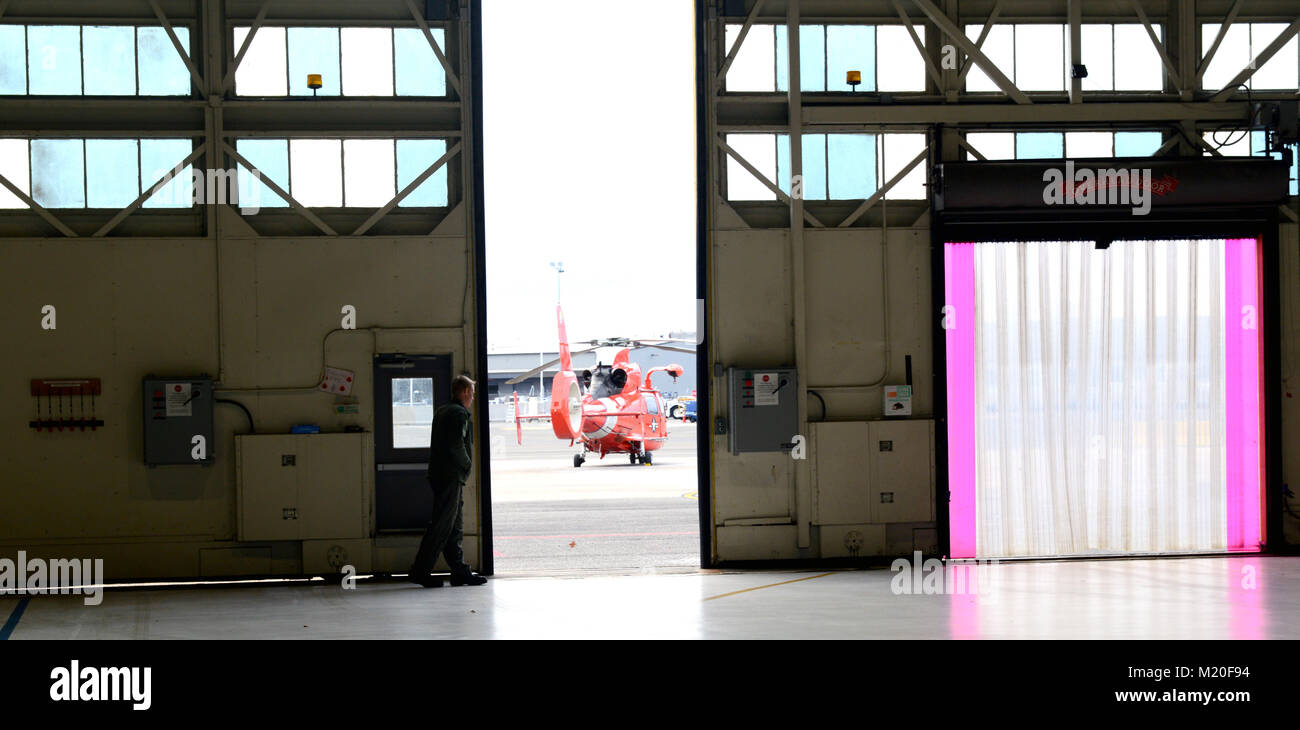 Petty Officer di terza classe Dylan Melton, un volo meccanico, chiude un hangar porta in Washington D.C., Gennaio 30, 2018. Gli equipaggi dalla stazione aria Atlantic City a sostenere la regione della capitale nazionale di difesa aerea Facility (NCRADF) fornendo più aeromobili per assistere il North American Aerospace Defense Command (NORAD). Stati Uniti Coast Guard foto di Sottufficiali di terza classe David Micallef Foto Stock