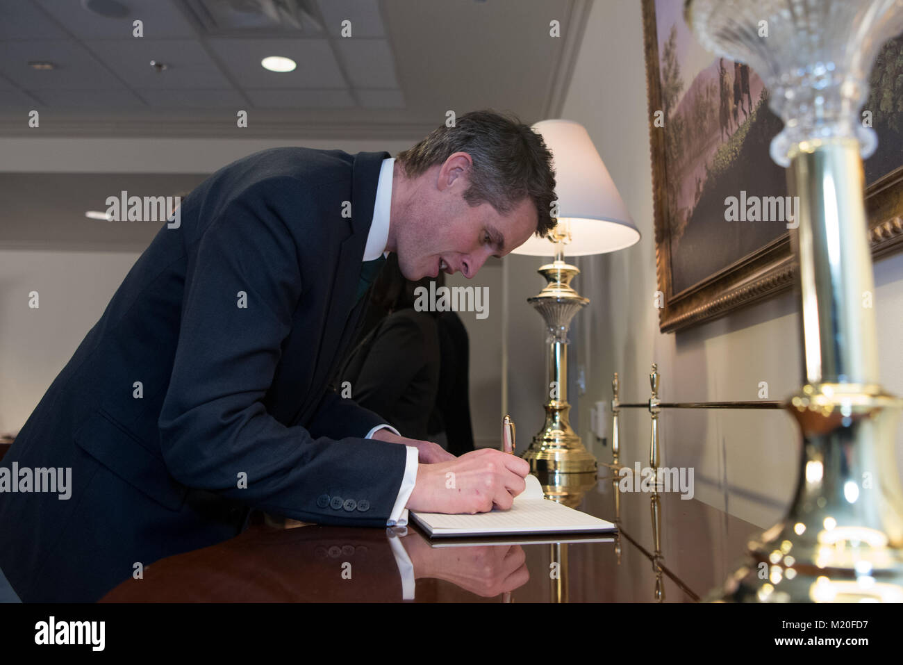 Il Segretario della Difesa James N. Mattis soddisfa con il Regno Unito il Segretario di Stato per la difesa di Gavin Williamson al Pentagono a Washington D.C., 1 febbraio 2018. (DoD foto di U.S. Army Sgt. Ambra I. Smith) Foto Stock