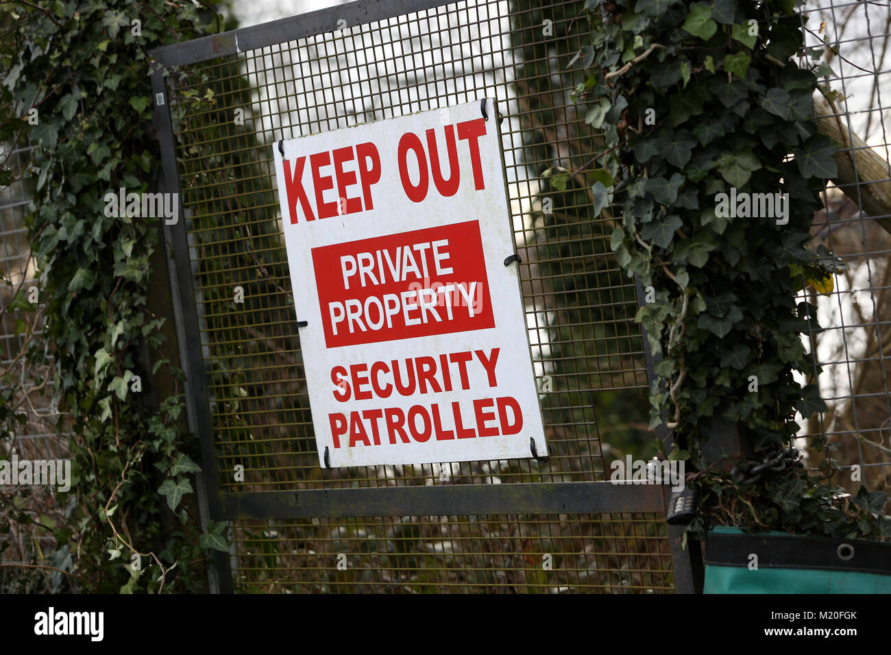 A Tenere fuori segno su un recinto nel West Sussex, Regno Unito. Foto Stock