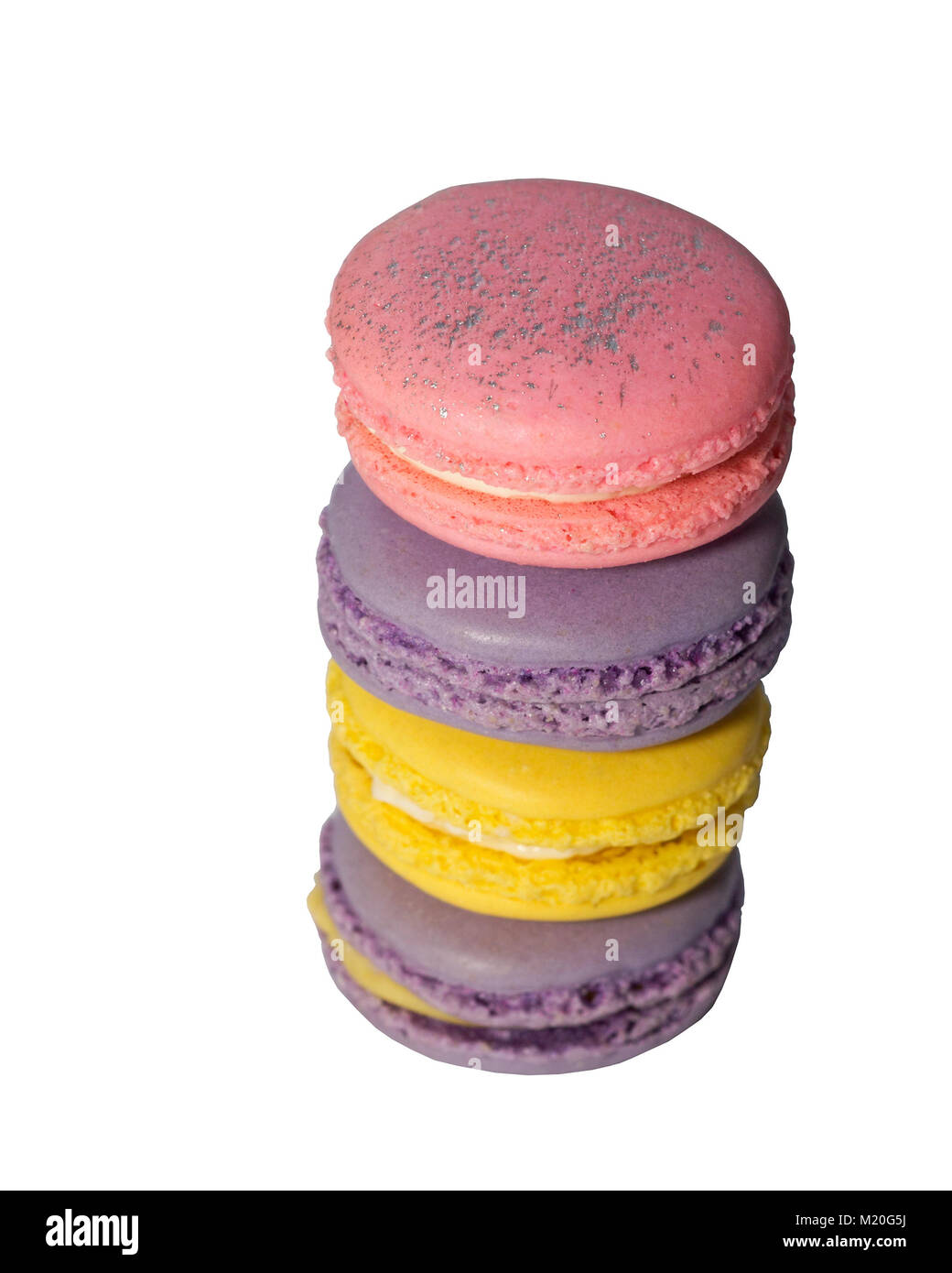 Pila di macaron rosa, lavanda e giallo su sfondo bianco Foto Stock