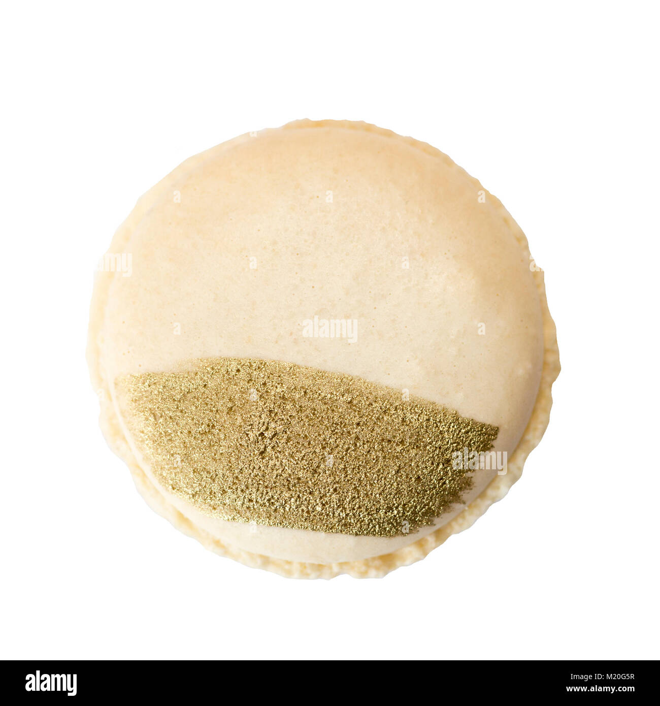 Macaron al caramello salato con decorazione in oro. ritaglio su sfondo bianco Foto Stock