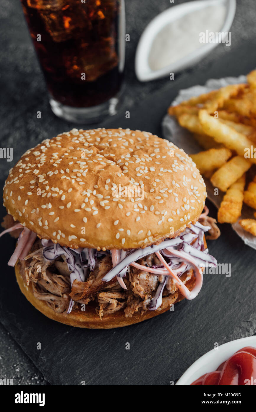 Grande tirata gustosi hamburger di maiale con patate fritte Foto Stock
