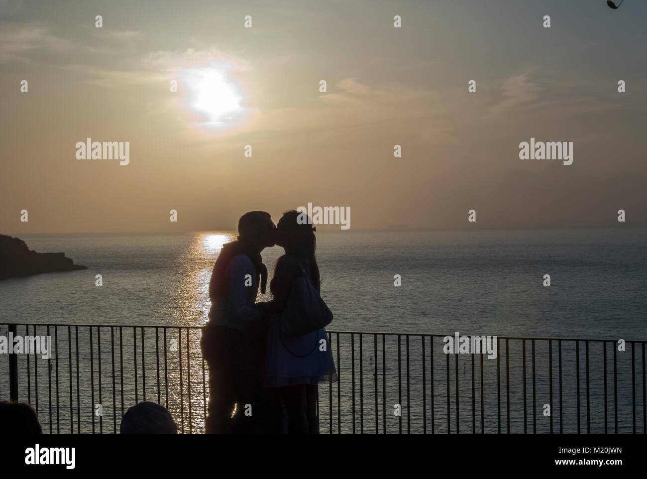 Romanticismo italiano come il sole tramonta rivolta verso il golfo di Napoli e sulla penisola sorrentina. Foto Stock