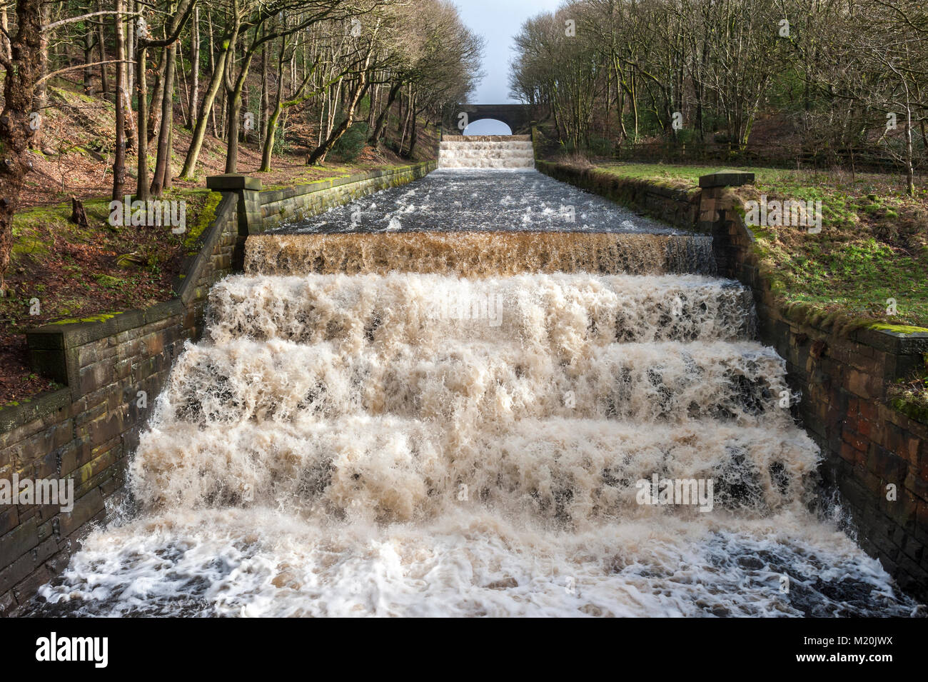 Correndo acqua dal troppopieno Yarrow serbatoio Anglezarke Rivington tra Chorley e Bolton Foto Stock