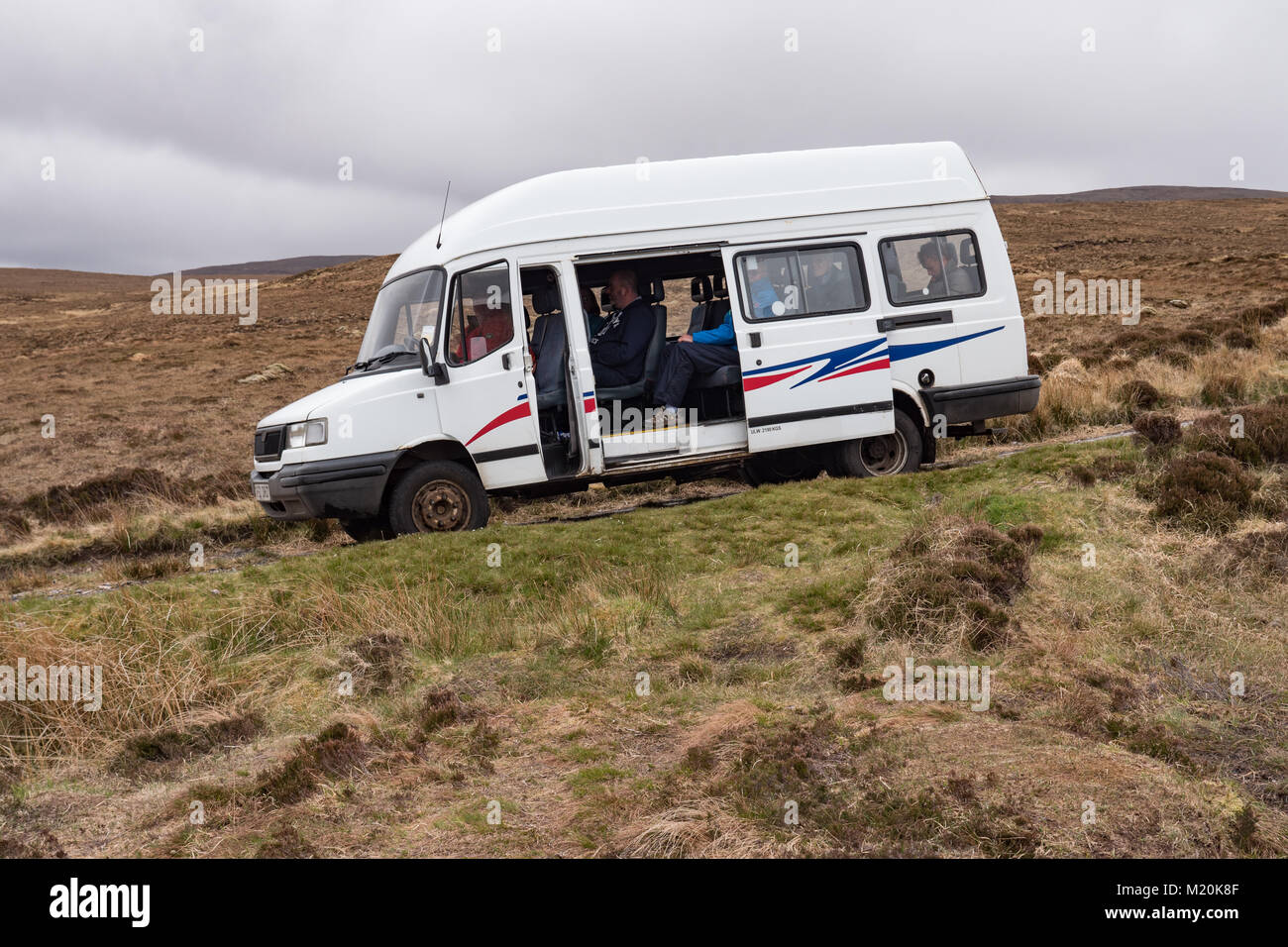 Minibus utilizzati per il trasporto dei visitatori dal traghetto per Cape Wrath faro Scozia. Regno Unito. Foto Stock